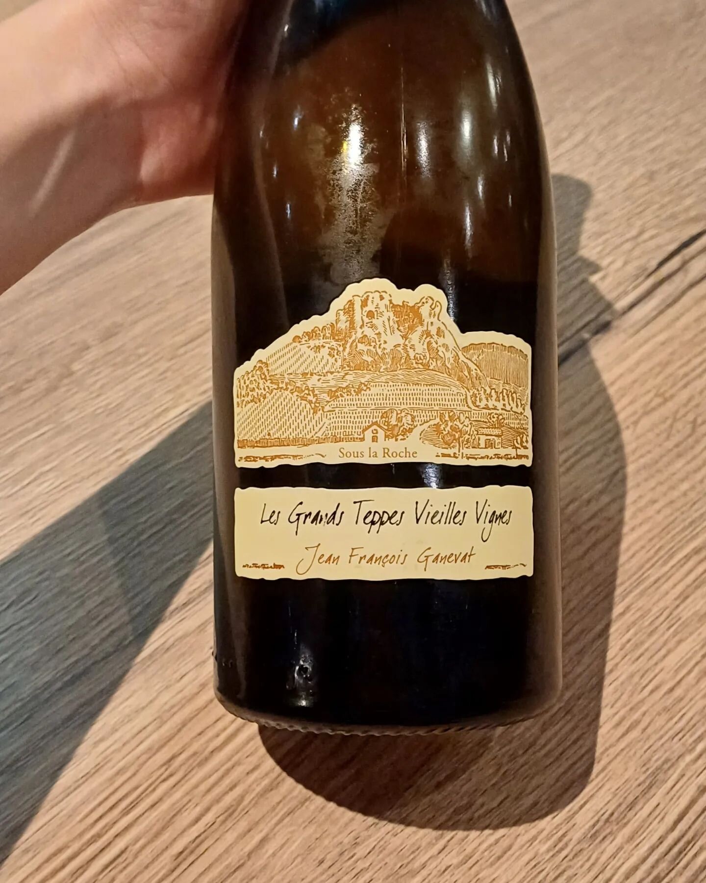 🍾 LES QUILLES DU LUNDI ! 🍾 Le Dry January c'est finit et pour l'occasion, on a bien envie de vous parler des quelques merveilles du @domaineganevat qu'on retrouve d&eacute;sormais dans notre cave ! 🍷 

➡️ Les Grands Teppes Vieille Vignes : un blan