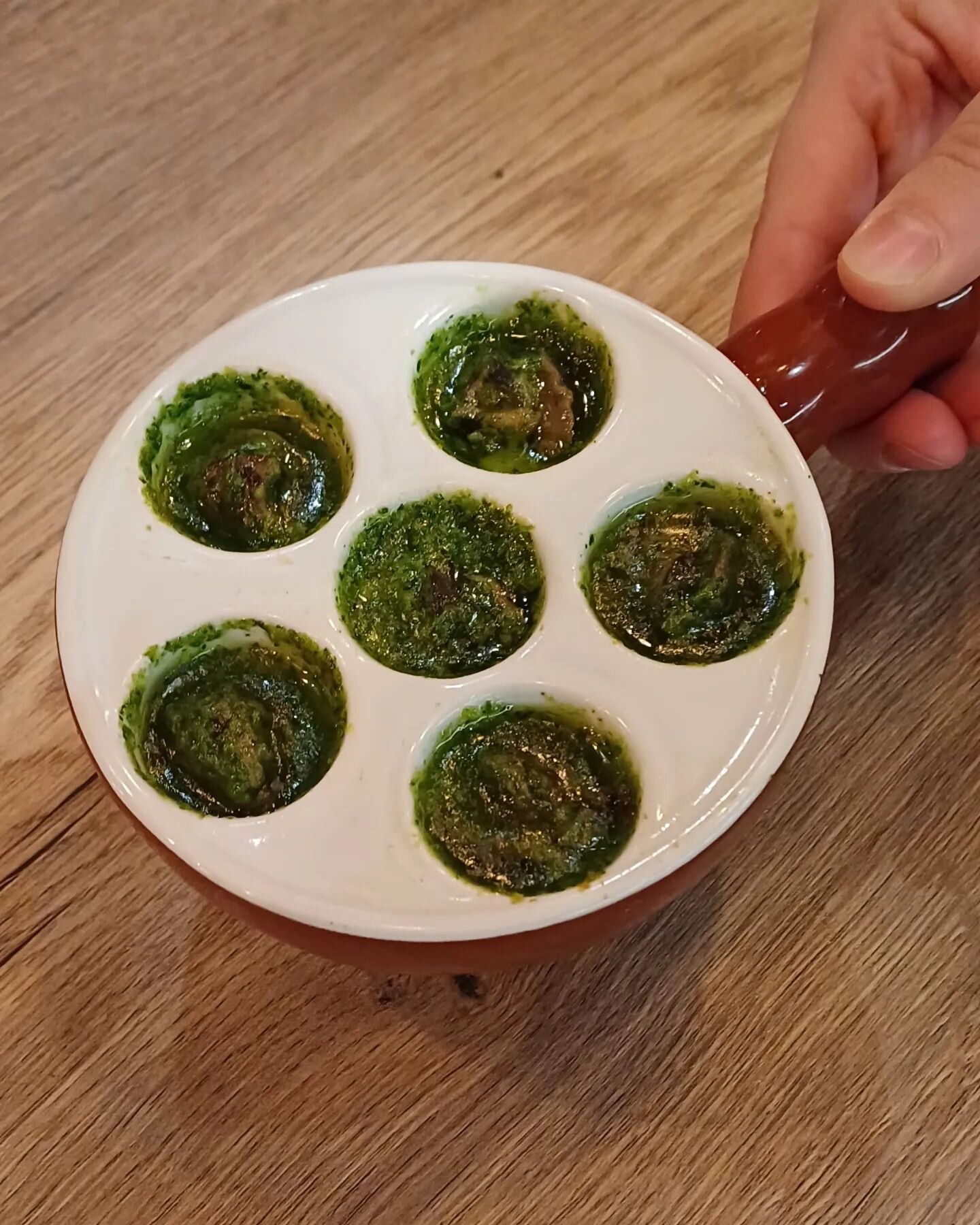 Nous sommes heureux de vous pr&eacute;senter notre nouvelle entr&eacute;e : Les escargots ! 🐌 Provenant directement de la Ferme aux Escargots, situ&eacute;e &agrave; Romont, ces escargots sont &eacute;lev&eacute;s avec soin dans un environnement nat