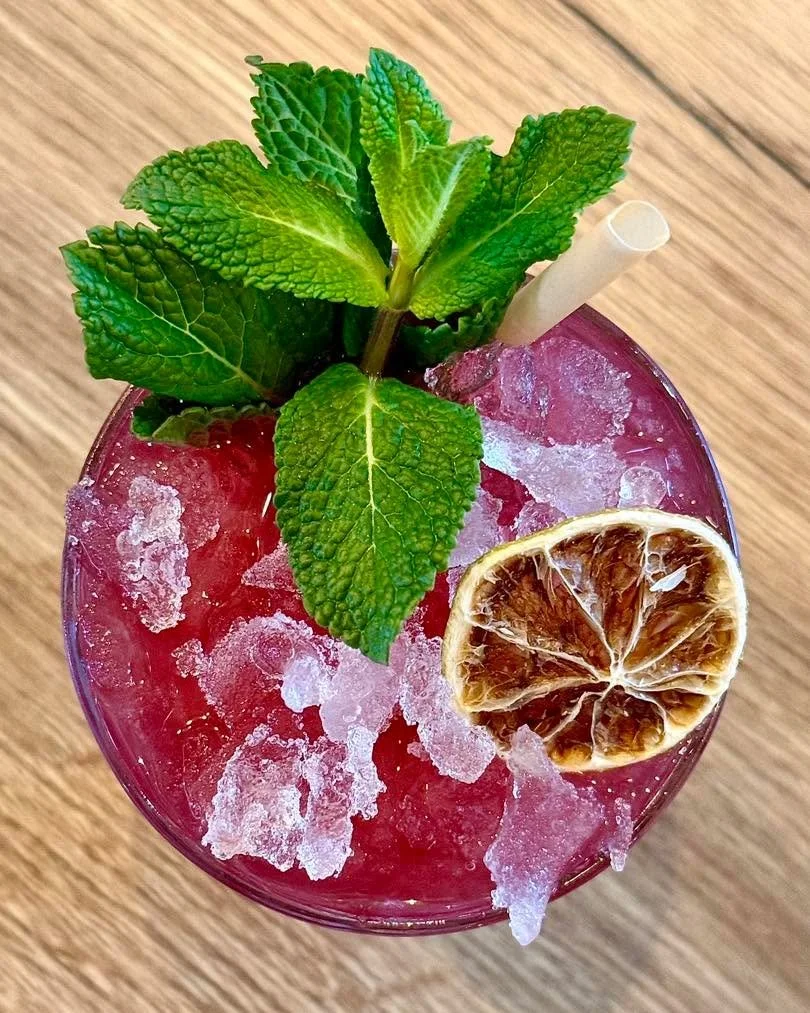 Notre nouvelle carte des cocktails est enfin dispo au Square ! 🍸 Cr&eacute;ations maison avec ou sans alcool, grands classiques&hellip; de belles surprises &agrave; siroter qui vont vous faire vibrer ! 🔥 &Agrave; d&eacute;couvrir chaque jour au Squ