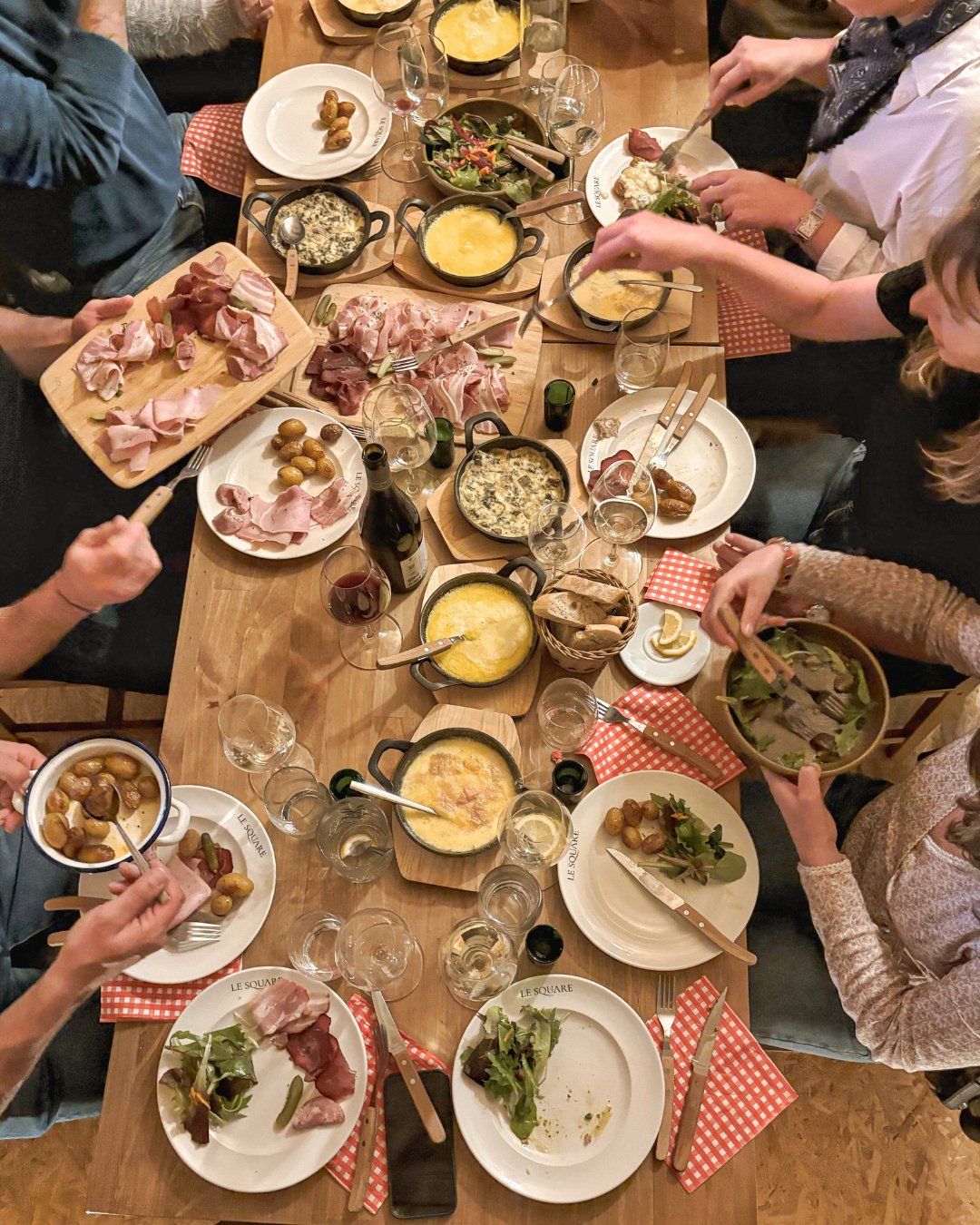 🎅🏻 J-7, No&euml;l approche &agrave; grands pas&hellip; et quoi de mieux que Le Refuge, que vous pouvez m&ecirc;me privatiser, pour plonger pleinement dans la magie des F&ecirc;tes ? 🎄✨

Entre les rires, le bon vin et une raclette &agrave; partag