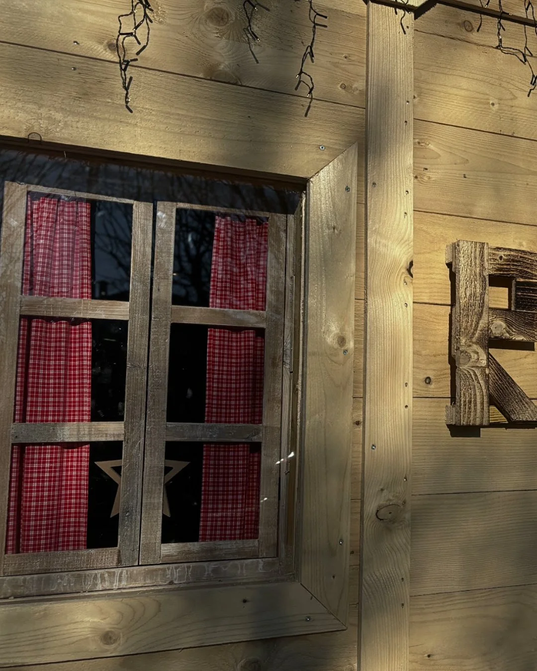 Le Refuge. ✨

C'est l'endroit parfait pour se retrouver autour d'un bon repas dans un d&eacute;cor tout en bois. On s'y sent bien, un peu comme &agrave; la montagne.

👉 Le saviez-vous ? Vous pouvez privatiser cet espace pour vos repas de groupe 