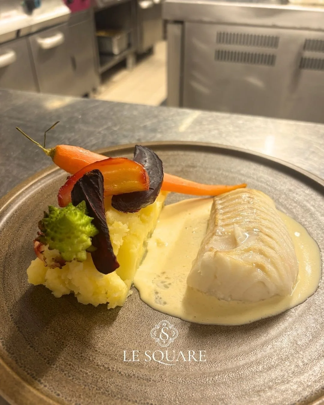 Un aper&ccedil;u de l&rsquo;univers du Square ✨

Des assiettes travaill&eacute;es, des produits de qualit&eacute; et une cuisine qui &eacute;volue au fil des envies et des saisons.

Chaque passage &agrave; la Brasserie Square est l&rsquo;occasion