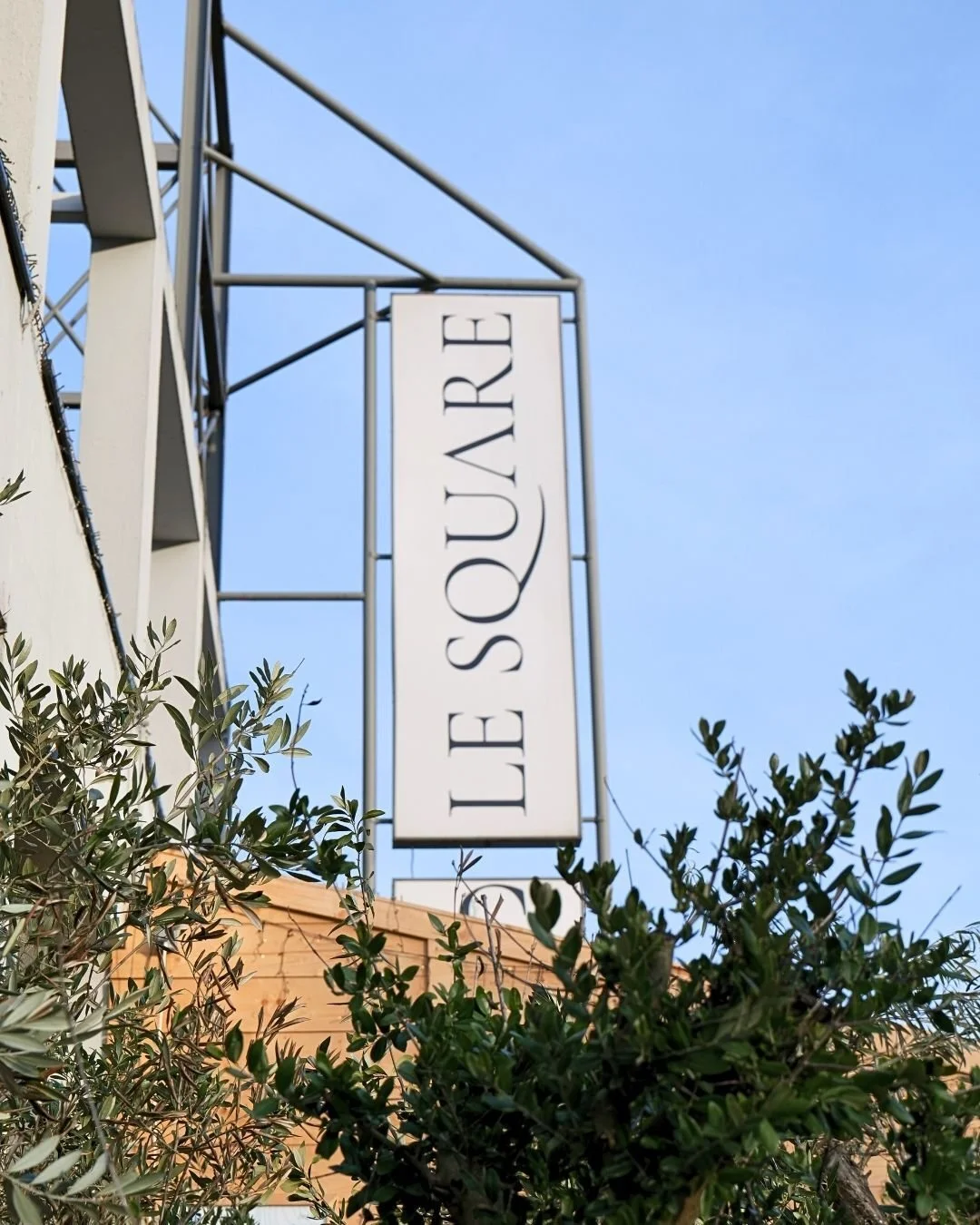 Bienvenue au Square, votre rendez-vous avec l'authenticit&eacute;. 
Nous vous accueillons pour une exp&eacute;rience culinaire o&ugrave; le cadre &eacute;gale la qualit&eacute; de l'assiette. 

Une table, un instant, un souvenir. 🌿🍷

#LeSquare
