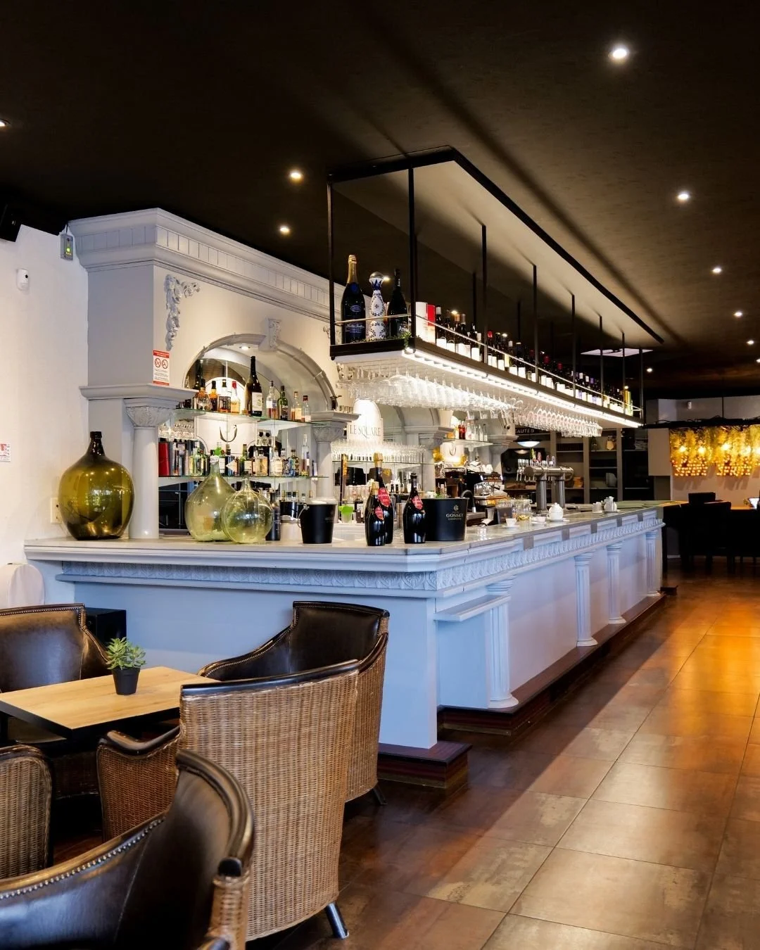 Au Square, il y a un endroit qu&rsquo;on remarque tout de suite : le bar.

Magnifique, &eacute;l&eacute;gant, chaleureux&hellip; c&rsquo;est le c&oelig;ur de la Brasserie. On s&rsquo;y retrouve pour commencer la soir&eacute;e, partager un moment, o