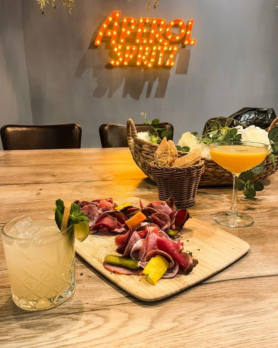 On se retrouve au Square ? 📍

Il y a des endroits o&ugrave; l&rsquo;on vient une fois&hellip; et d&rsquo;autres o&ugrave; l&rsquo;on revient sans m&ecirc;me r&eacute;fl&eacute;chir.

Au Square, on peut aussi bien s&rsquo;installer pour d&eacute;