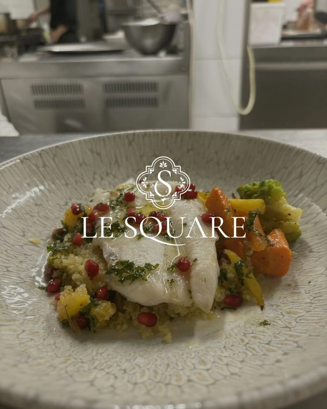 Derri&egrave;re chaque assiette, il y a une &eacute;quipe, un geste pr&eacute;cis et une exigence constante. 
Chez Le Square, nous c&eacute;l&eacute;brons l&rsquo;art de recevoir et la magie de la cr&eacute;ation.

🎟 Pensez &agrave; r&eacute;serv