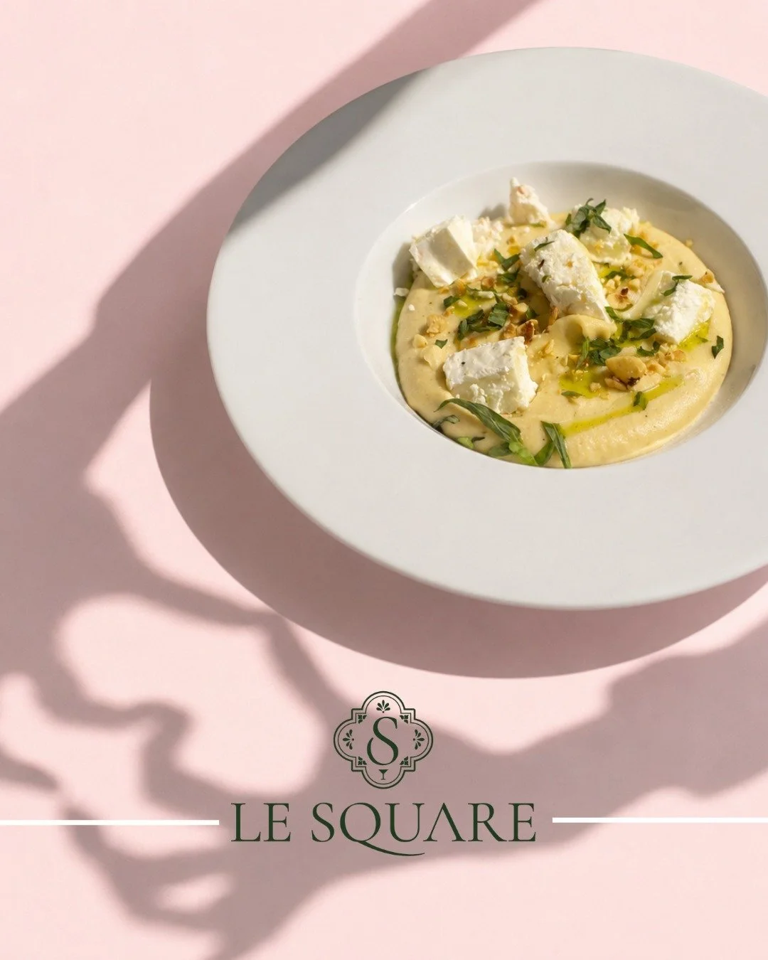 Quand la gourmandise rencontre la passion 🍽️

Des produits travaill&eacute;s avec soin, une assiette &eacute;l&eacute;gante et surtout l&rsquo;envie de vous faire vivre un vrai moment de plaisir au Square ✨

Parce que la cuisine, c&rsquo;est aussi u