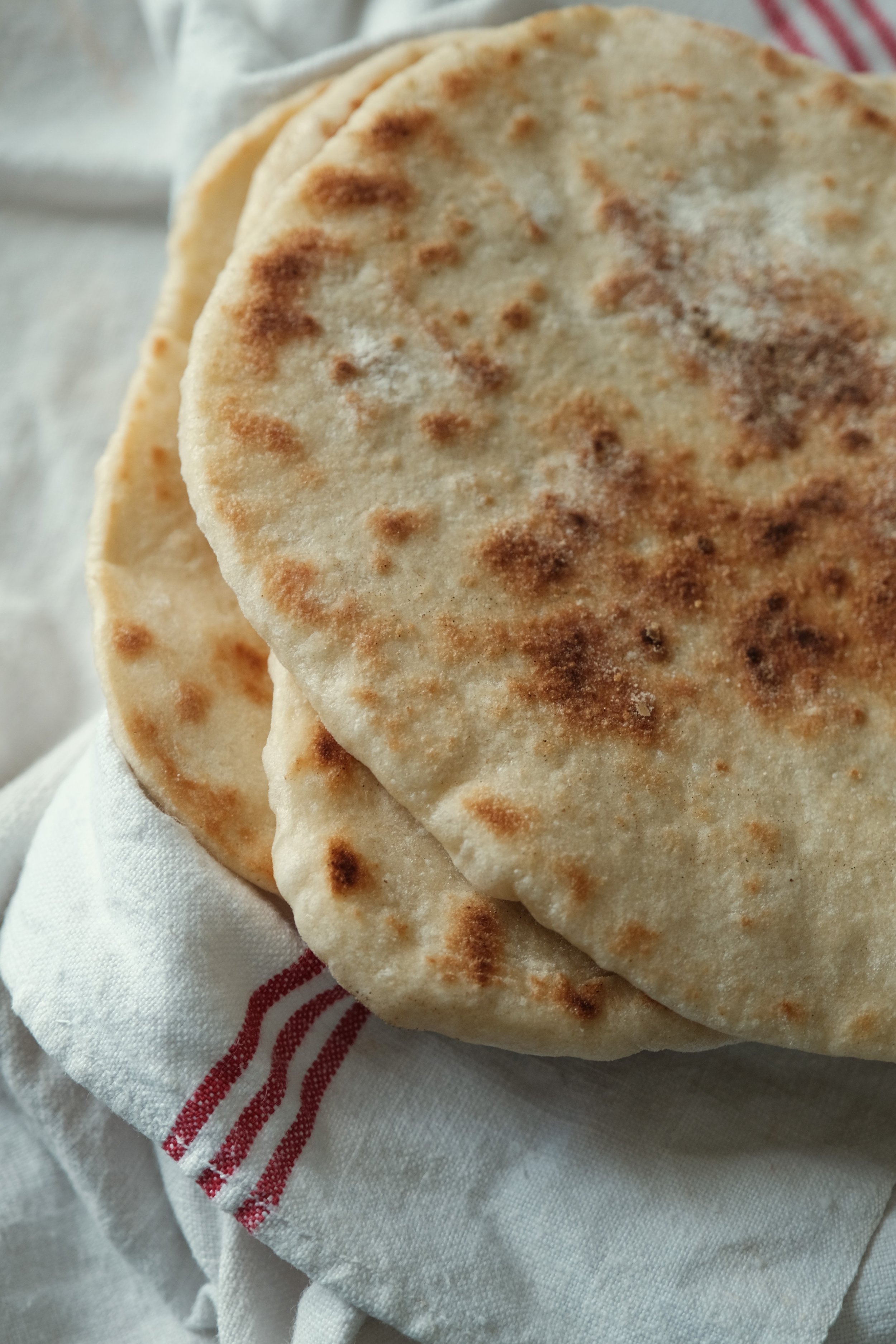 Nos cours de cuisine à Nantes vous permettent d'apprendre à préparer votre pain maison : naans, pita, shawarma, vous connaitrez tous les secrets d'un bon pétrissage et d'une cuisson parfaite.