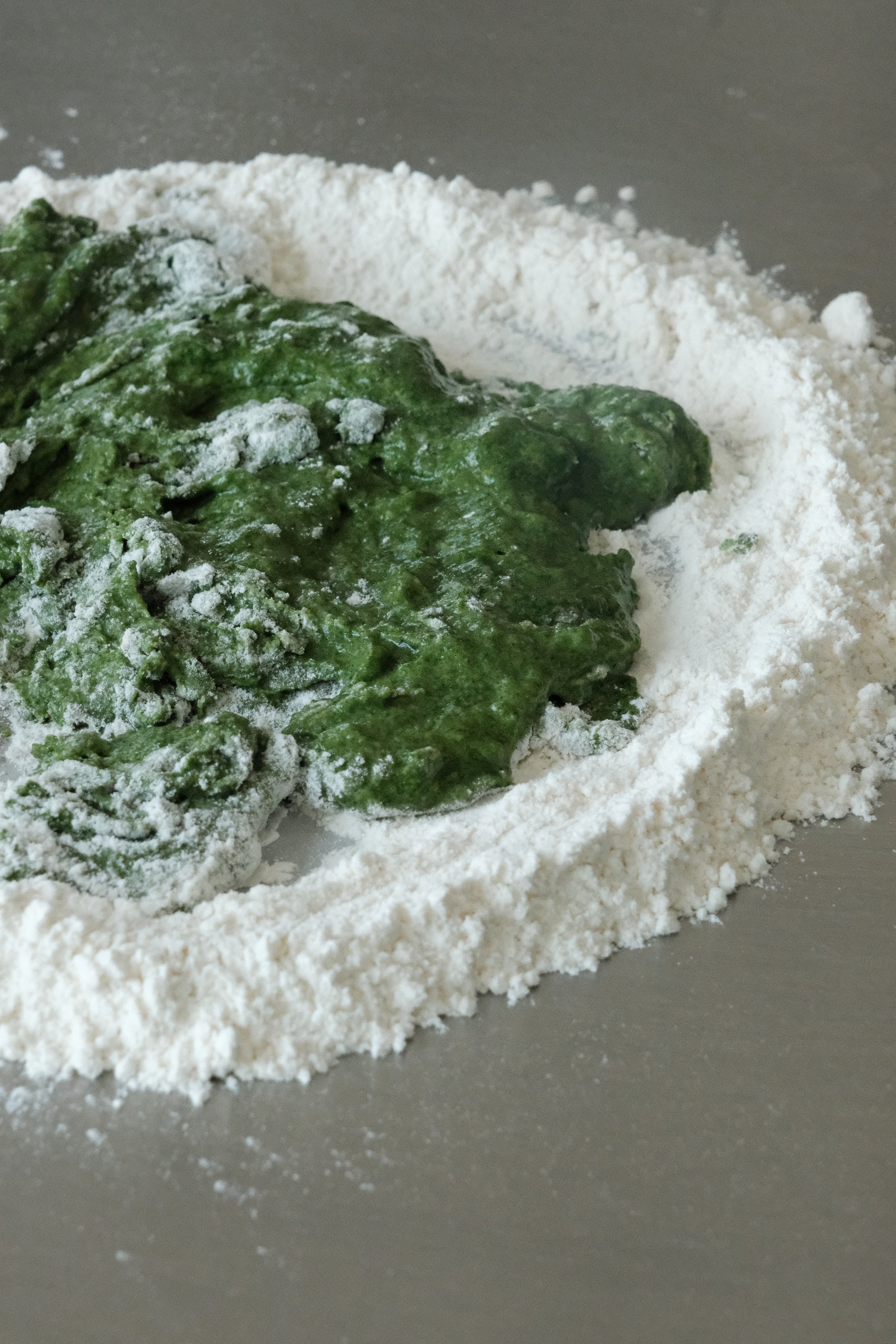 Préparation de la pâte à tagliatelles lors d’un atelier cuisine à Nantes