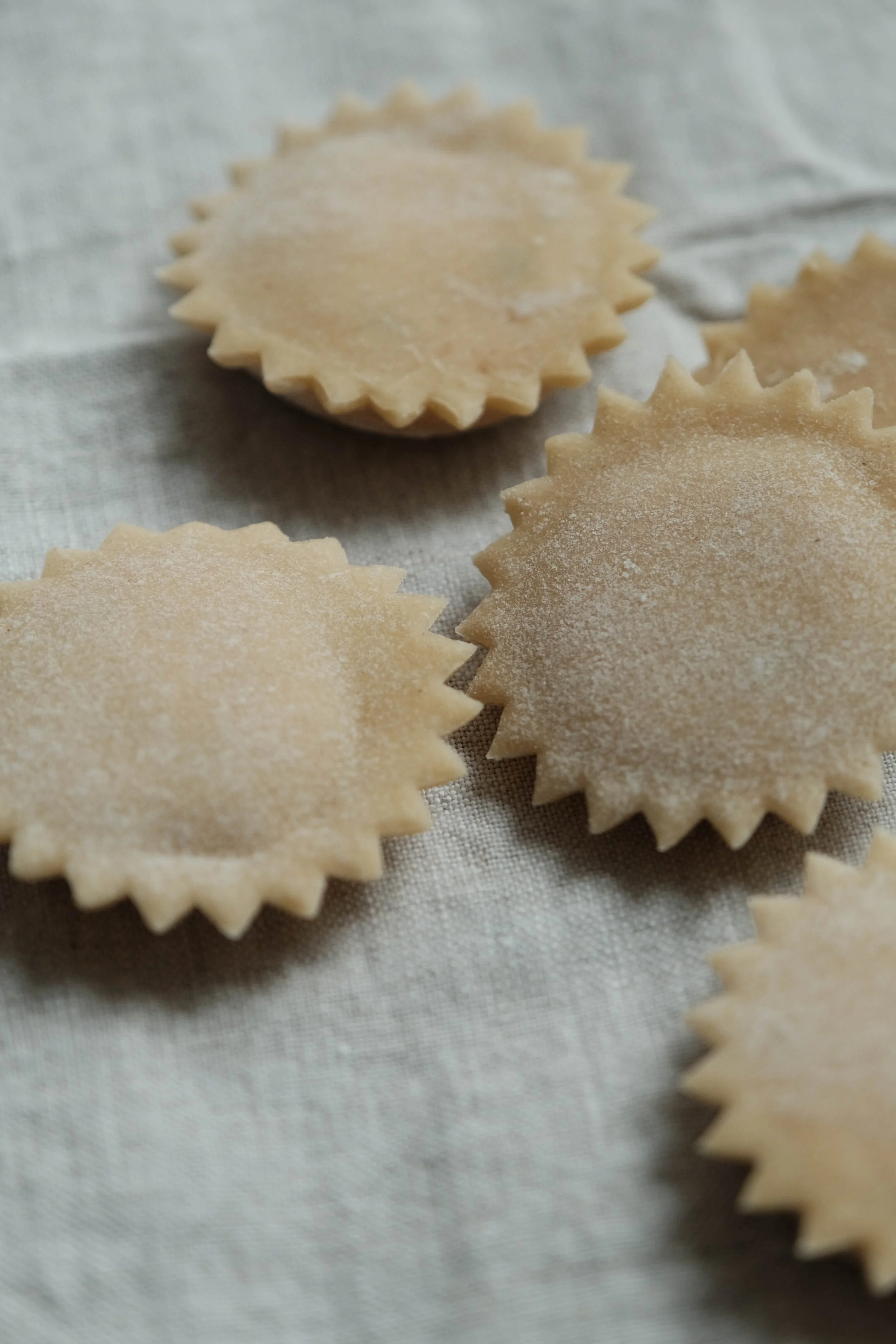 Confection et façonnage de ravioles italiennes maison par des participants en cours de cuisine à Nantes.