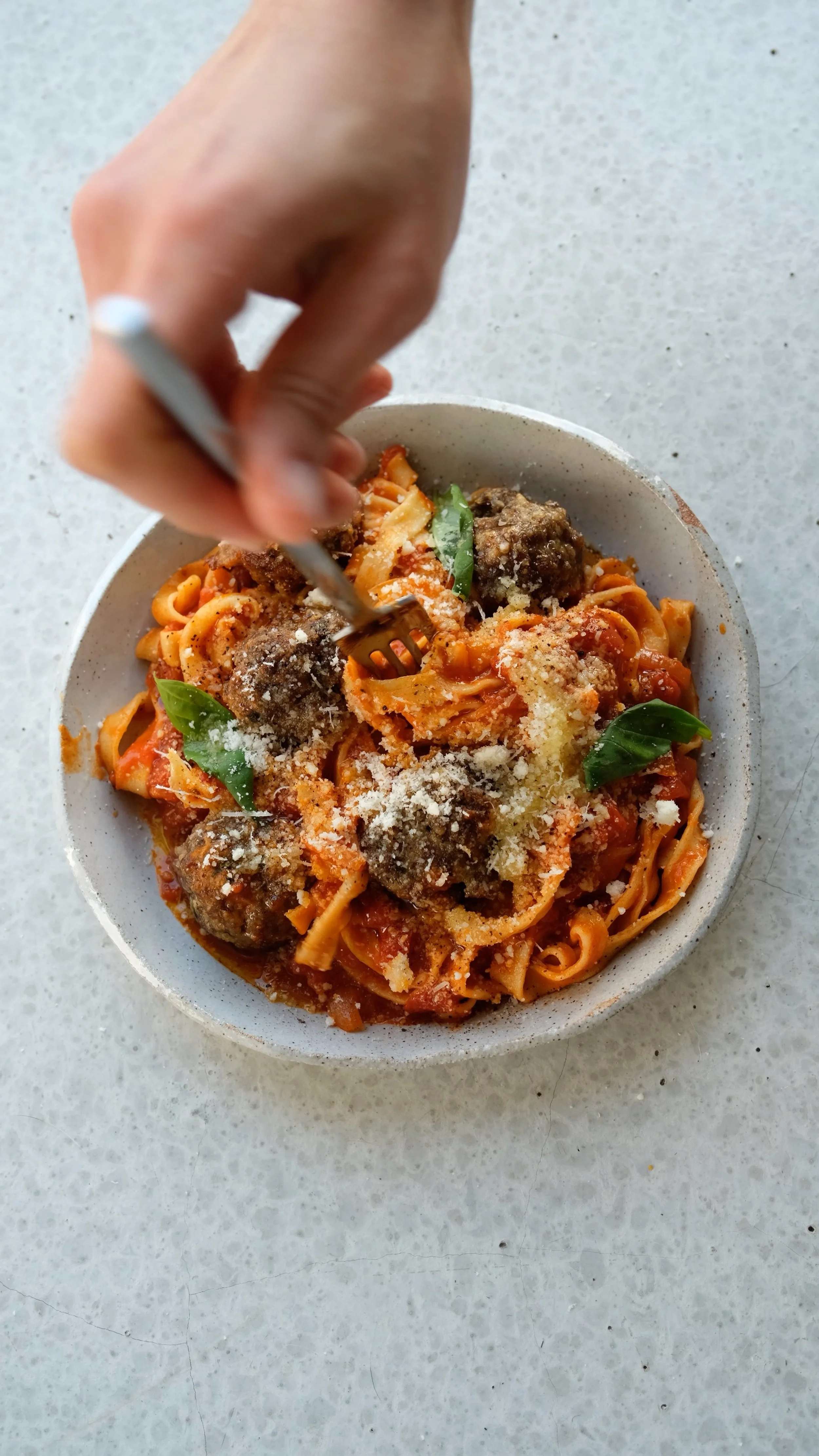 Tagliatelles fraîches, polpette au parmesan et sauce tomate basilic