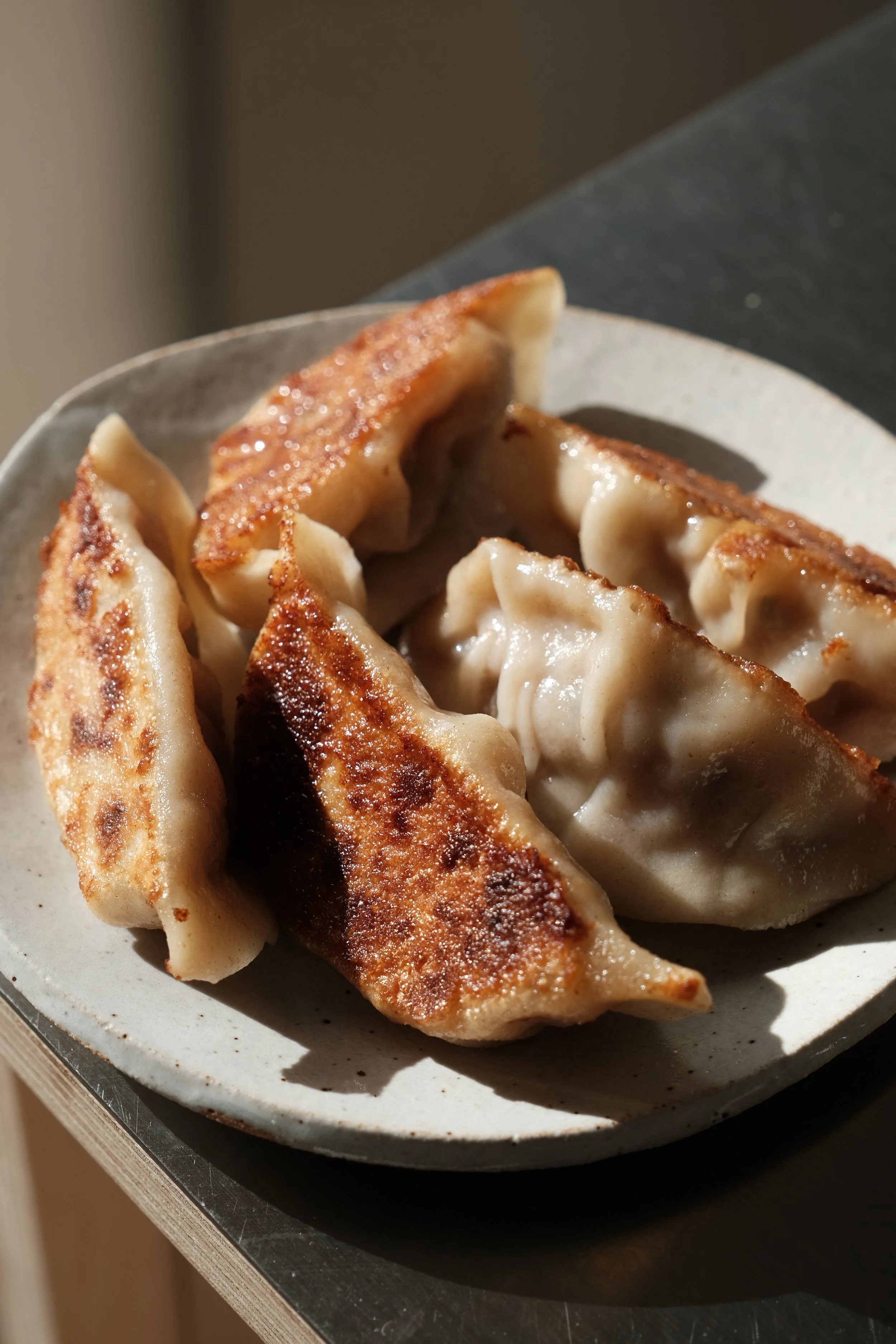Pliage méticuleux et cuisson de gyozas japonais artisanaux pendant un atelier culinaire à Nantes