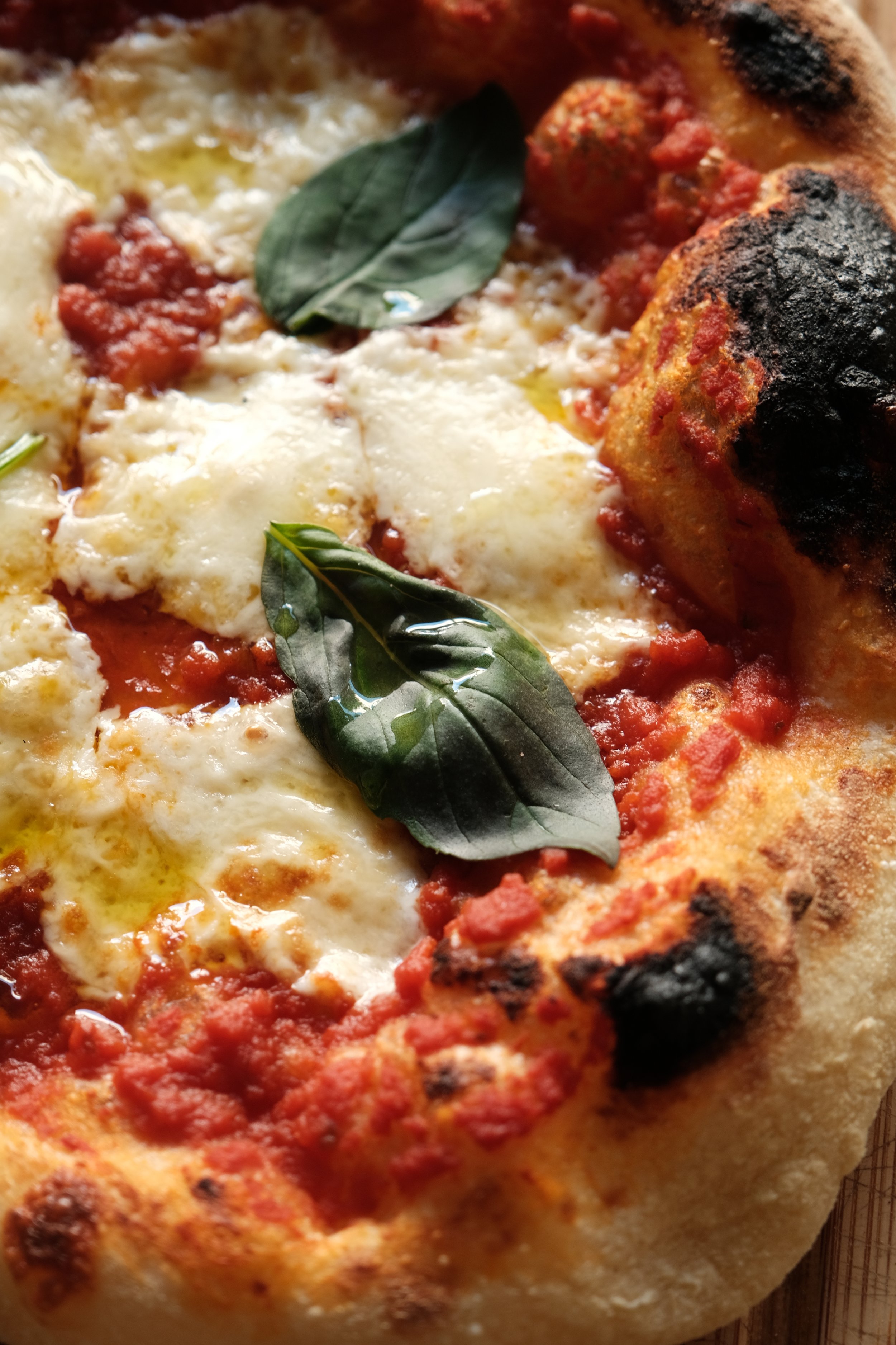Pizza napolitaine traditionnelle avec sa pâte alvéolée tout juste sortie du four durant un atelier culinaire à Nantes.