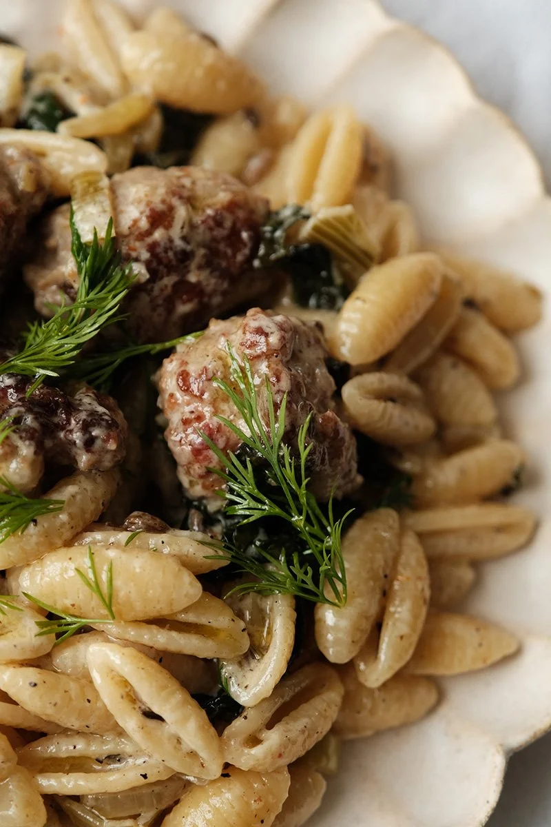 Assiette de gnocchetti saucisse, fenouil et crème avec des brins d'aneth