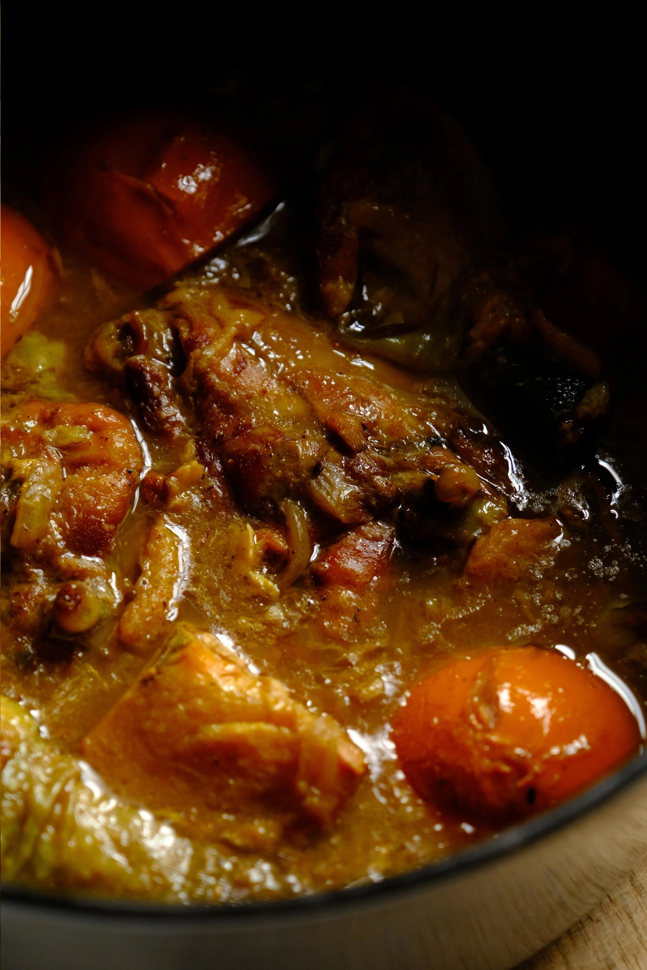 Le tajine de poulet et kaki prêt à être dégusté. Le bouillon savoureux aux notes de cannelle se marie parfaitement avec la sucrosité du kaki