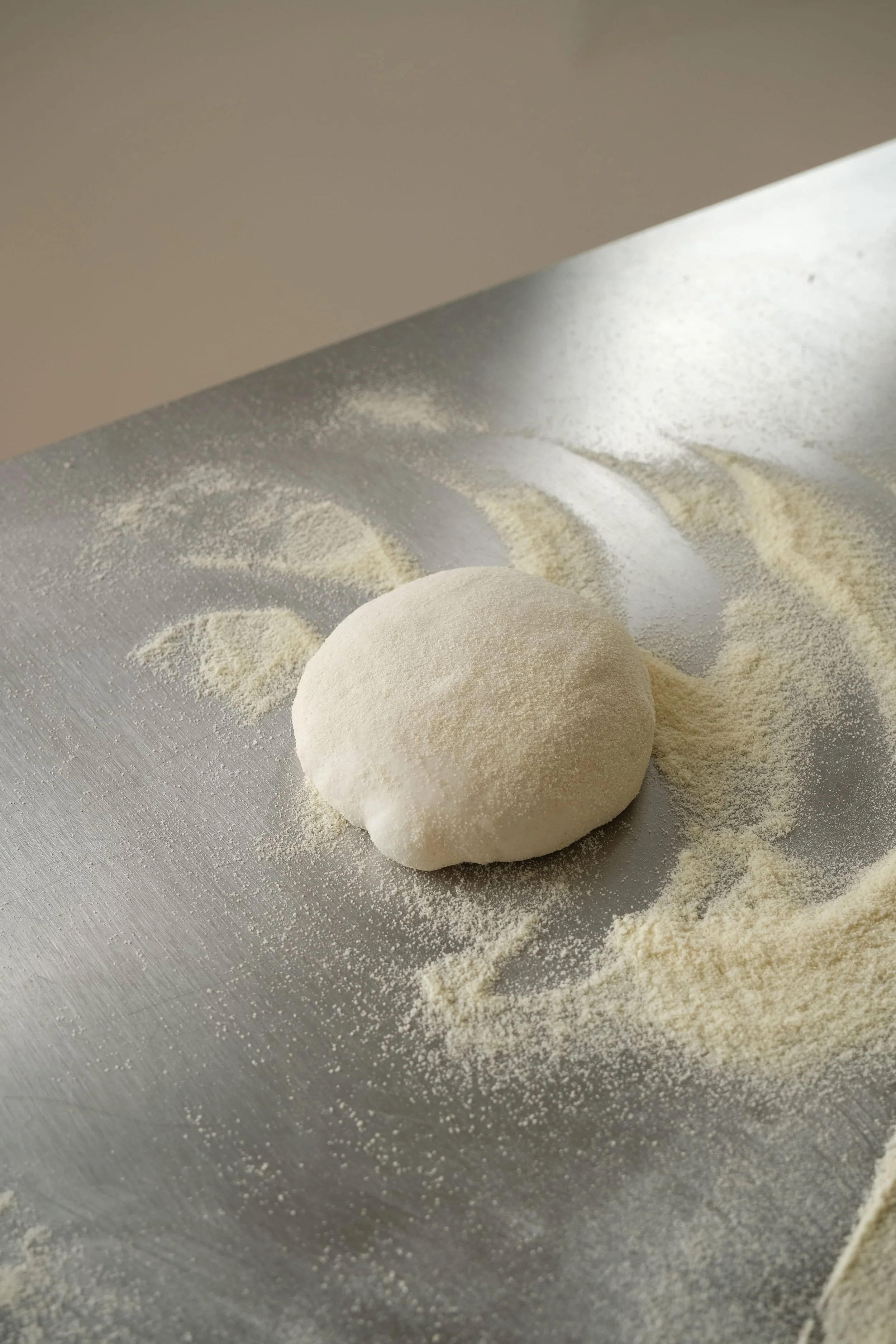 Pâton de pâte à pizza en fermentation longue préparé pendant notre atelier culinaire à Nantes.