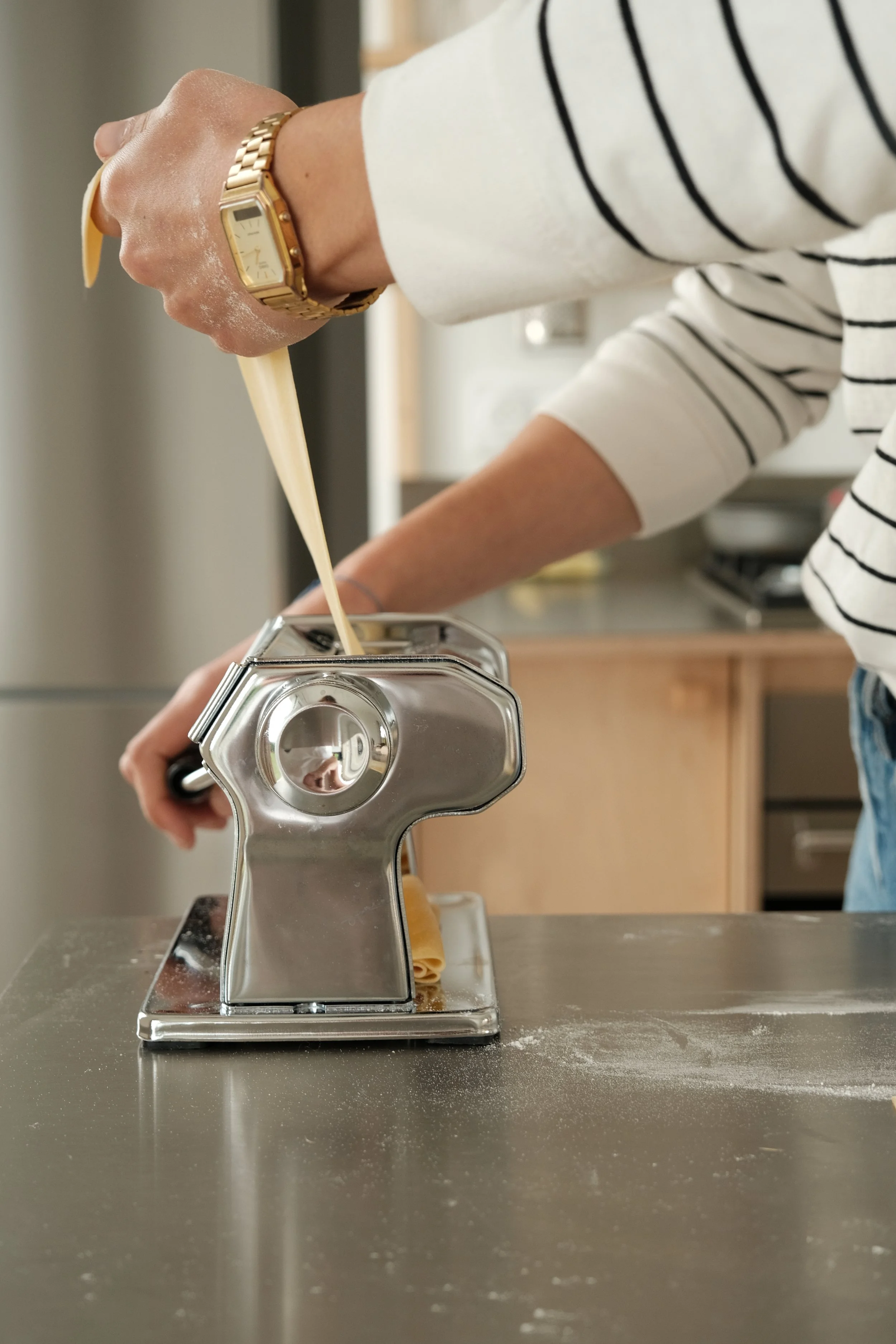 cours de cuisine à domicile à Toulouse pour réaliser des pâtes fraîches avec l'aide d'un laminoir