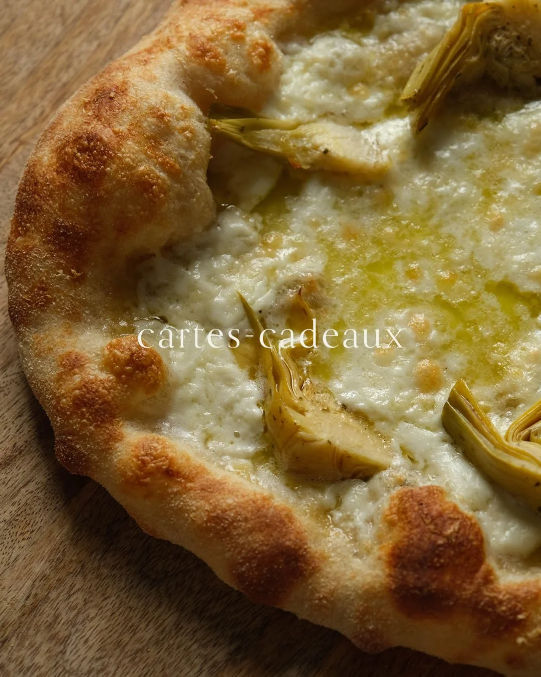 Pizza napolitaine maison préparée lors d’un atelier de cuisine à Nantes. Idéal comme carte cadeau pour apprendre la pizza maison.