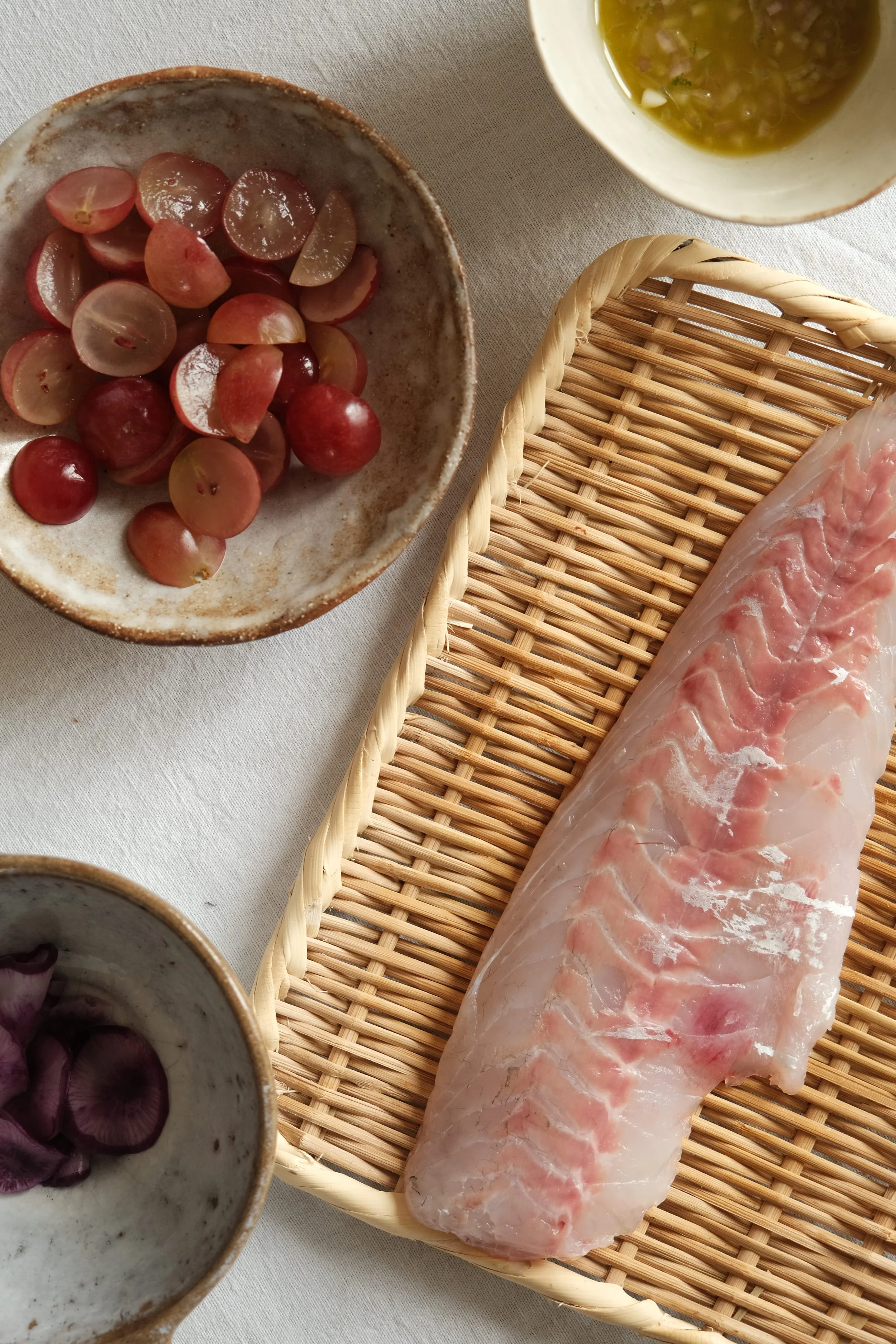 Filets de maigre crus sans peau ni arêtes, prêts pour la découpe en sashimi pour notre recette de crudo.