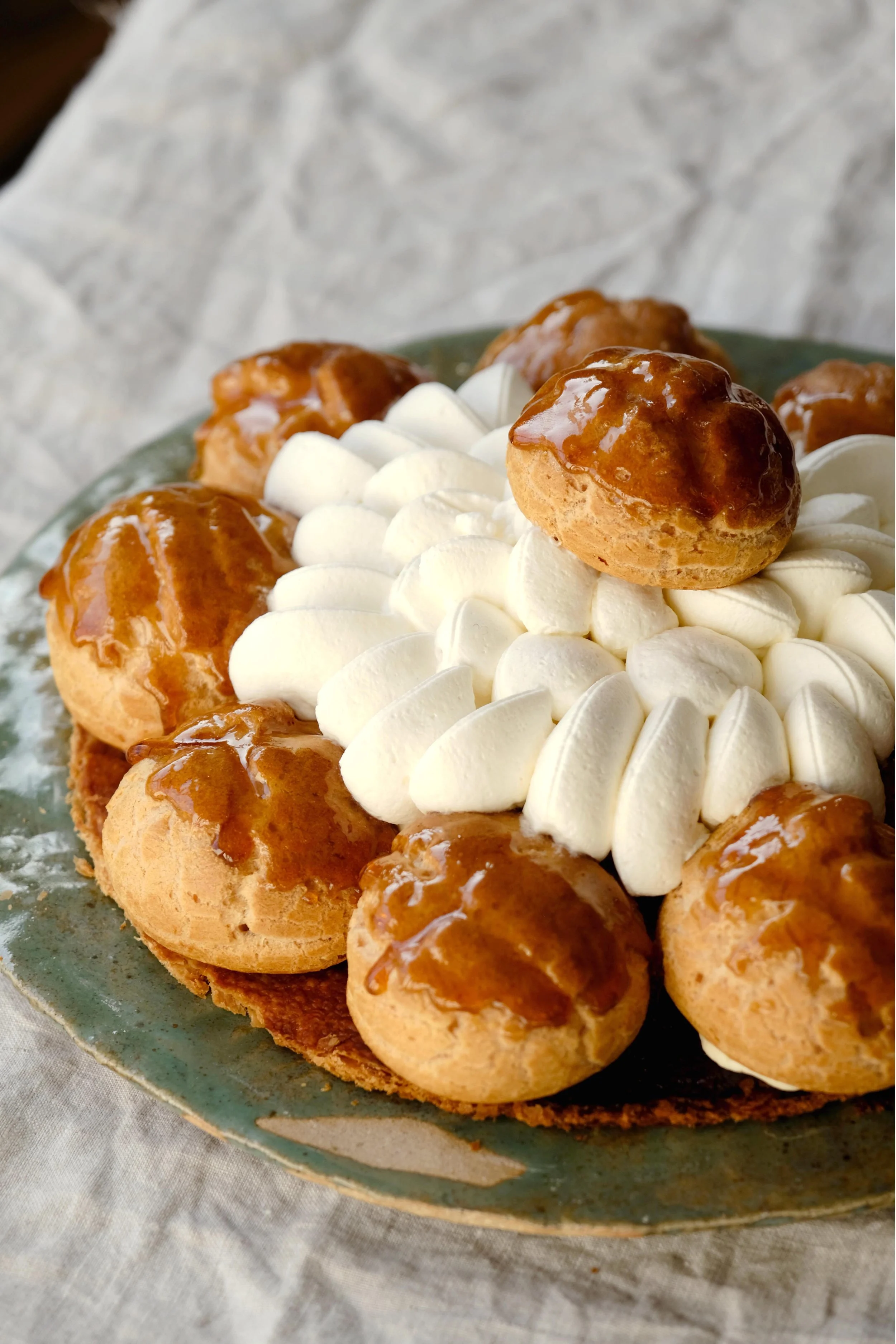 Un magnifique Saint-Honoré, grand classique de la pâtisserie française, réalisé en équipe lors de notre cours de pâtisserie d'entreprise.