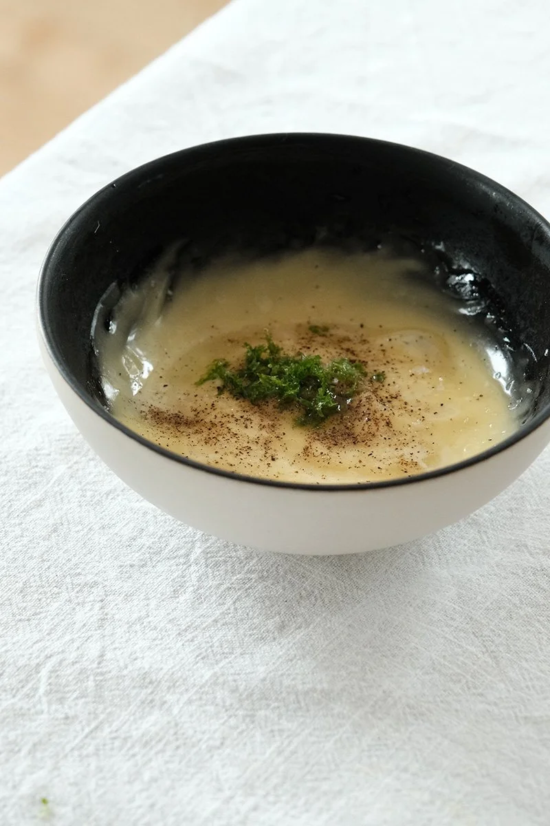 Mayonnaise au citron présentée dans un bol