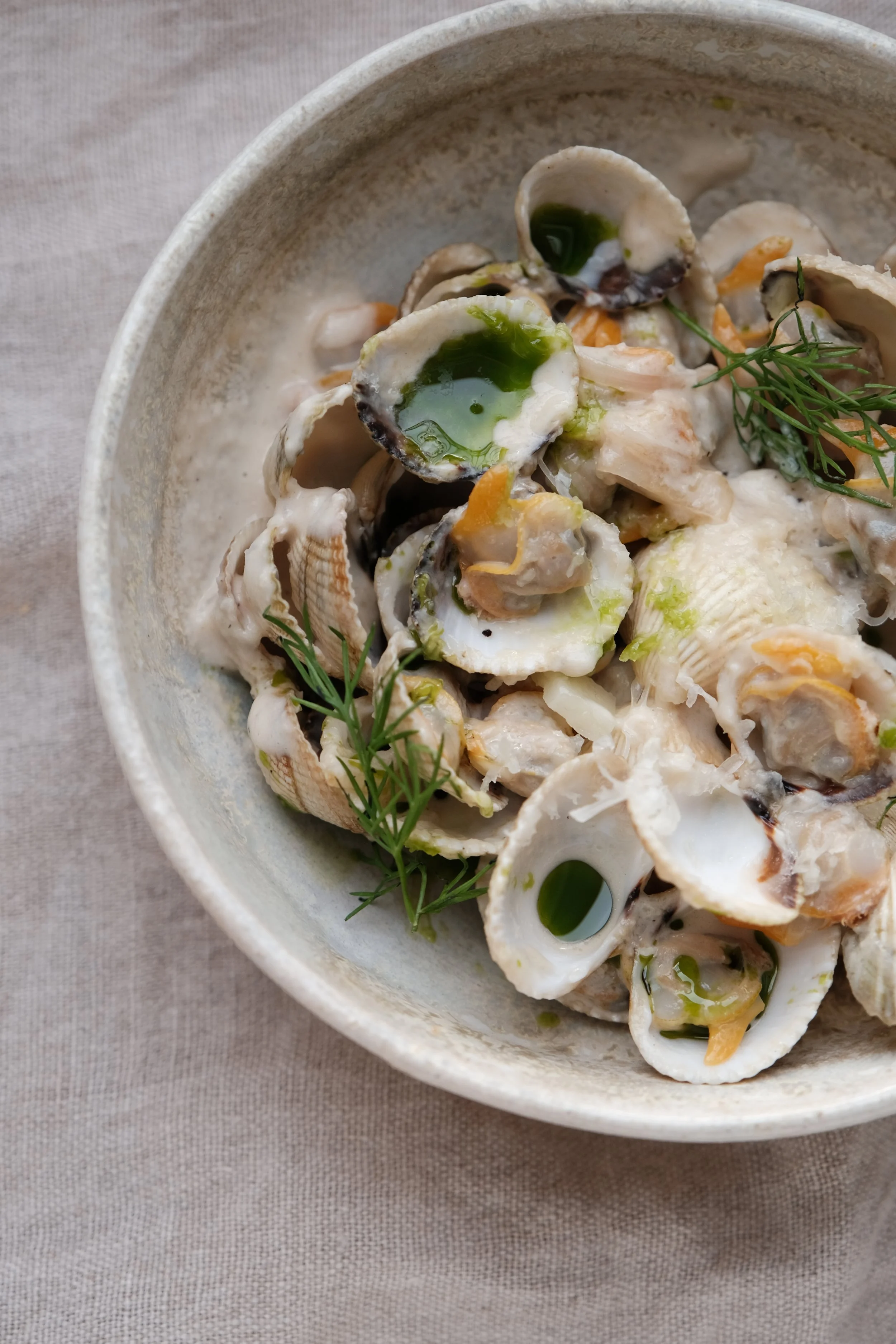 Moment de partage et de convivialité lors d’un atelier culinaire Ateliers Relief, une expérience gourmande à offrir en carte cadeau.