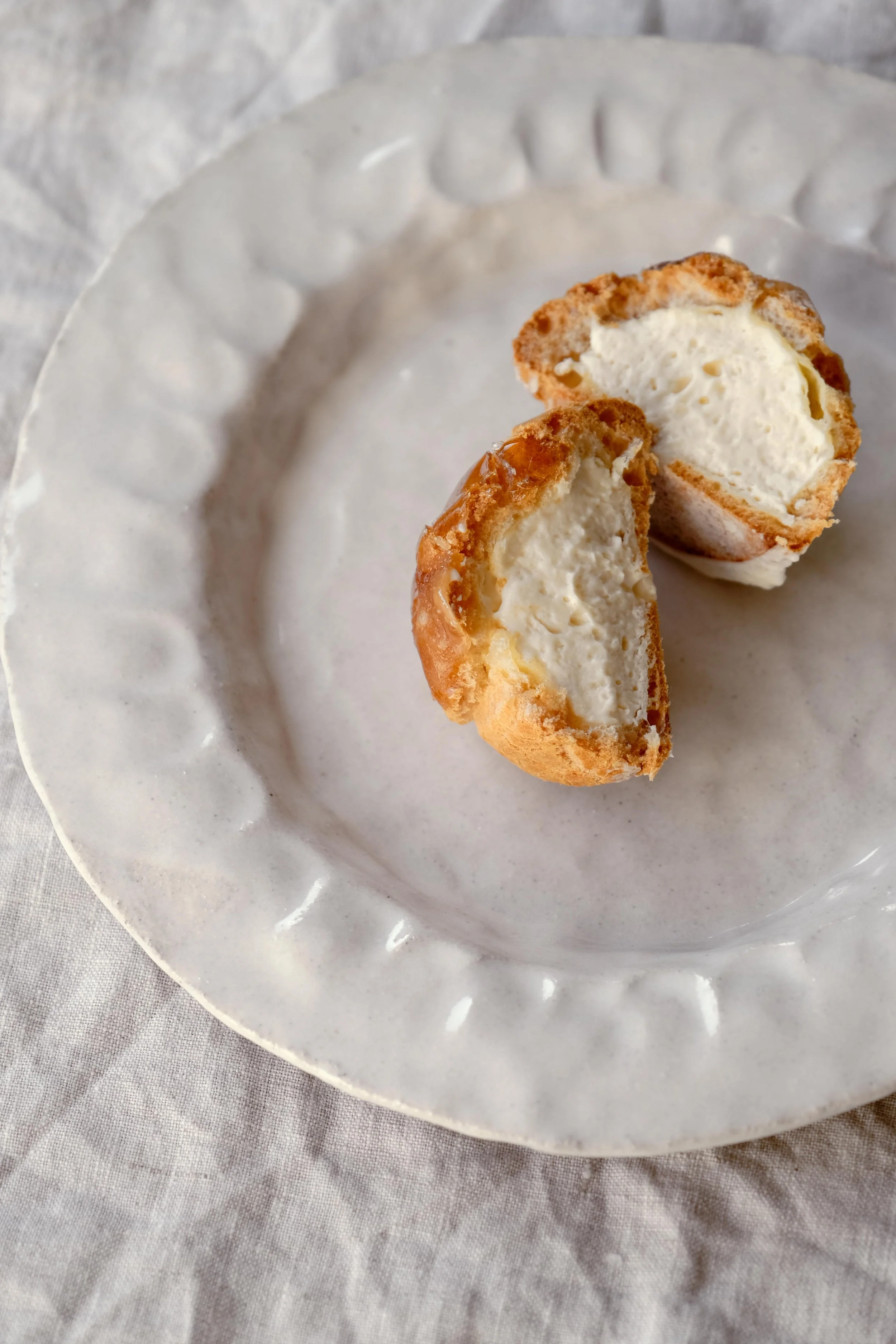 Préparation de pâte à choux garnis d'une crème à la vanille lors d'un cours de pâtisserie française à Nantes.