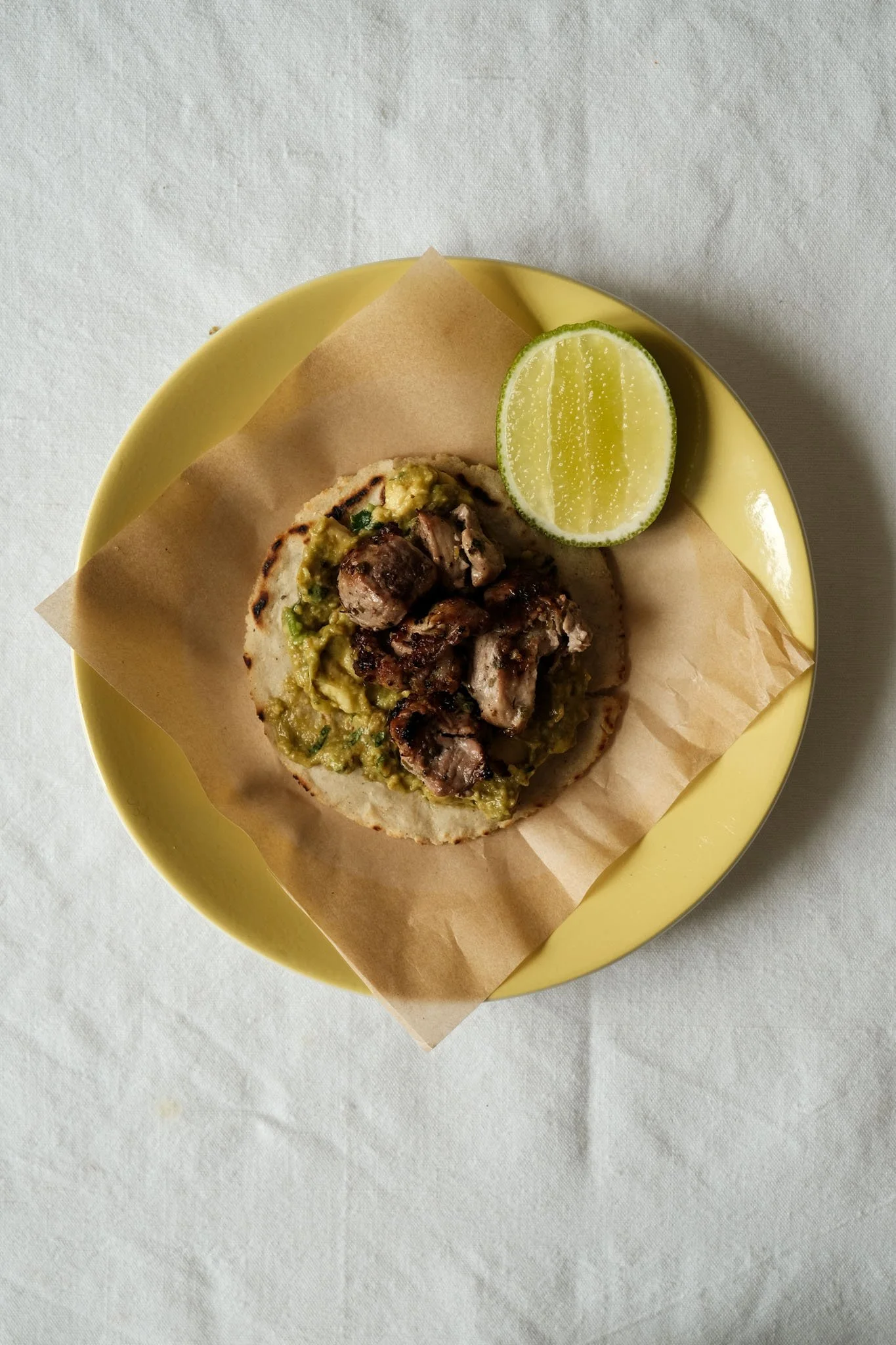 Préparation de tacos mexicains lors d'un atelier de cuisine du monde à Nantes