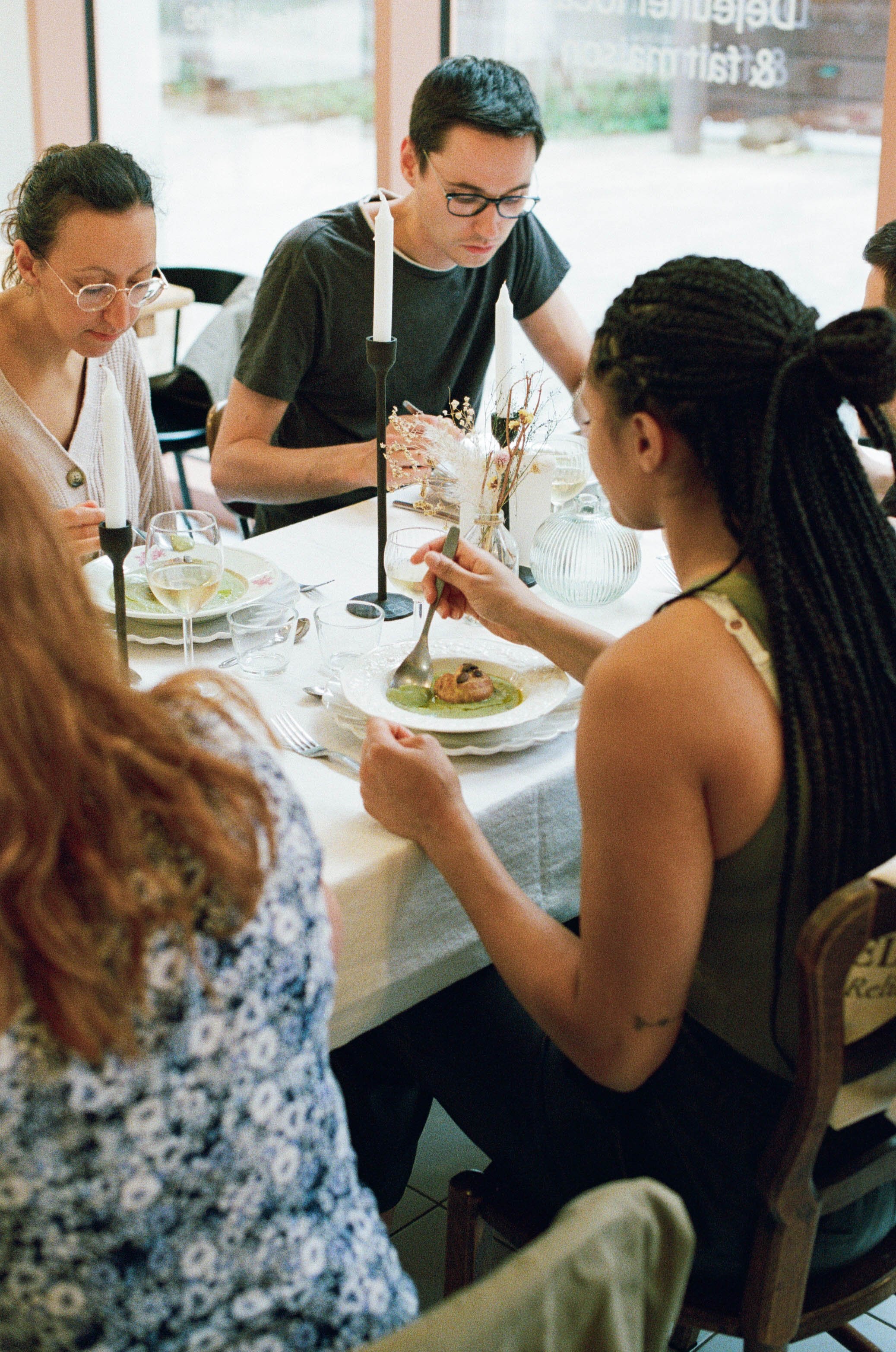 Moment convivial lors d’un dîner participatif aux Ateliers Relief à Nantes, autour d’un menu de saison.