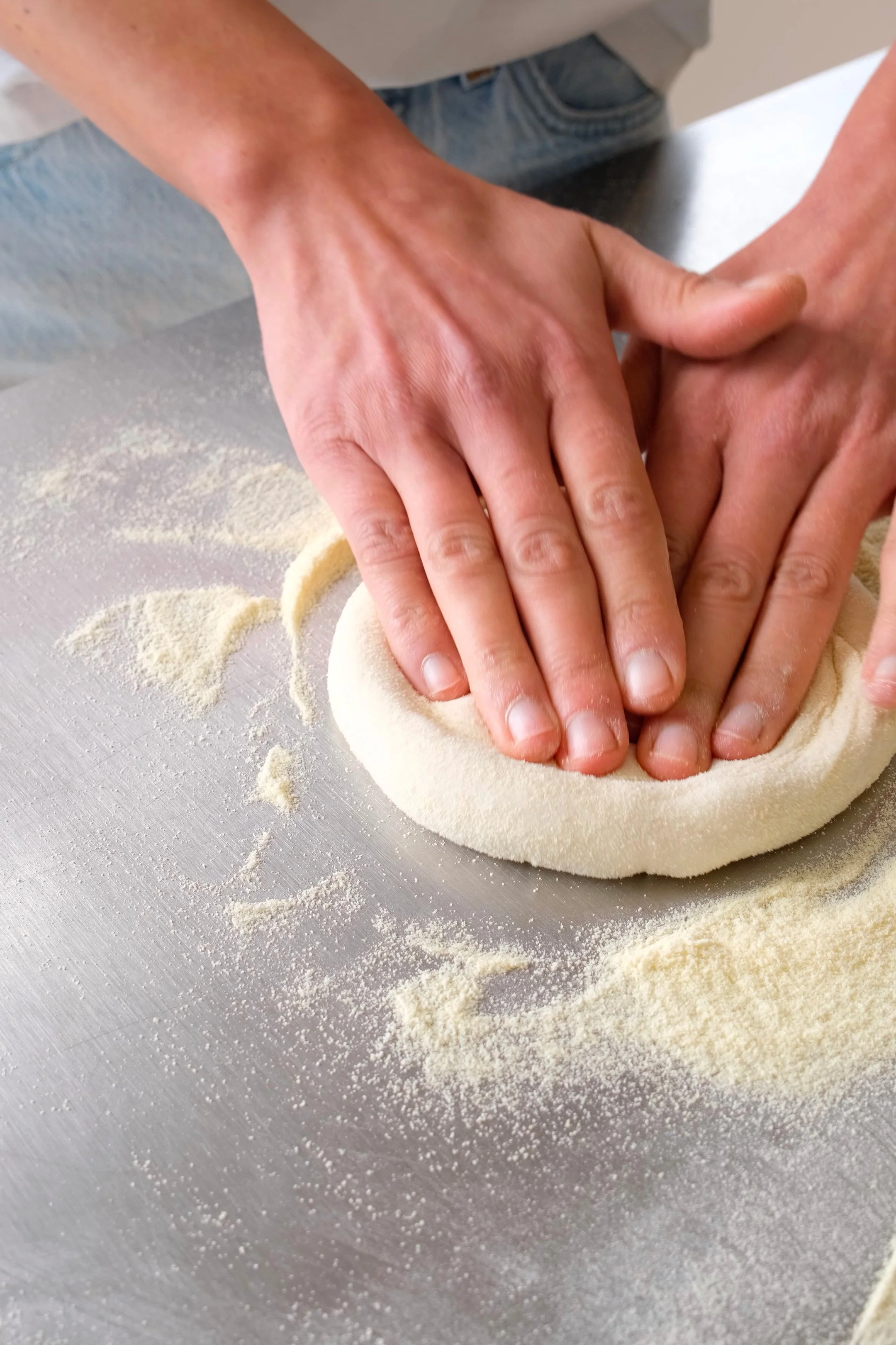 Apprenez les gestes de pétrissage, ainsi que tous les secrets pour une fermentation réussie pour vos pizzas à la maison