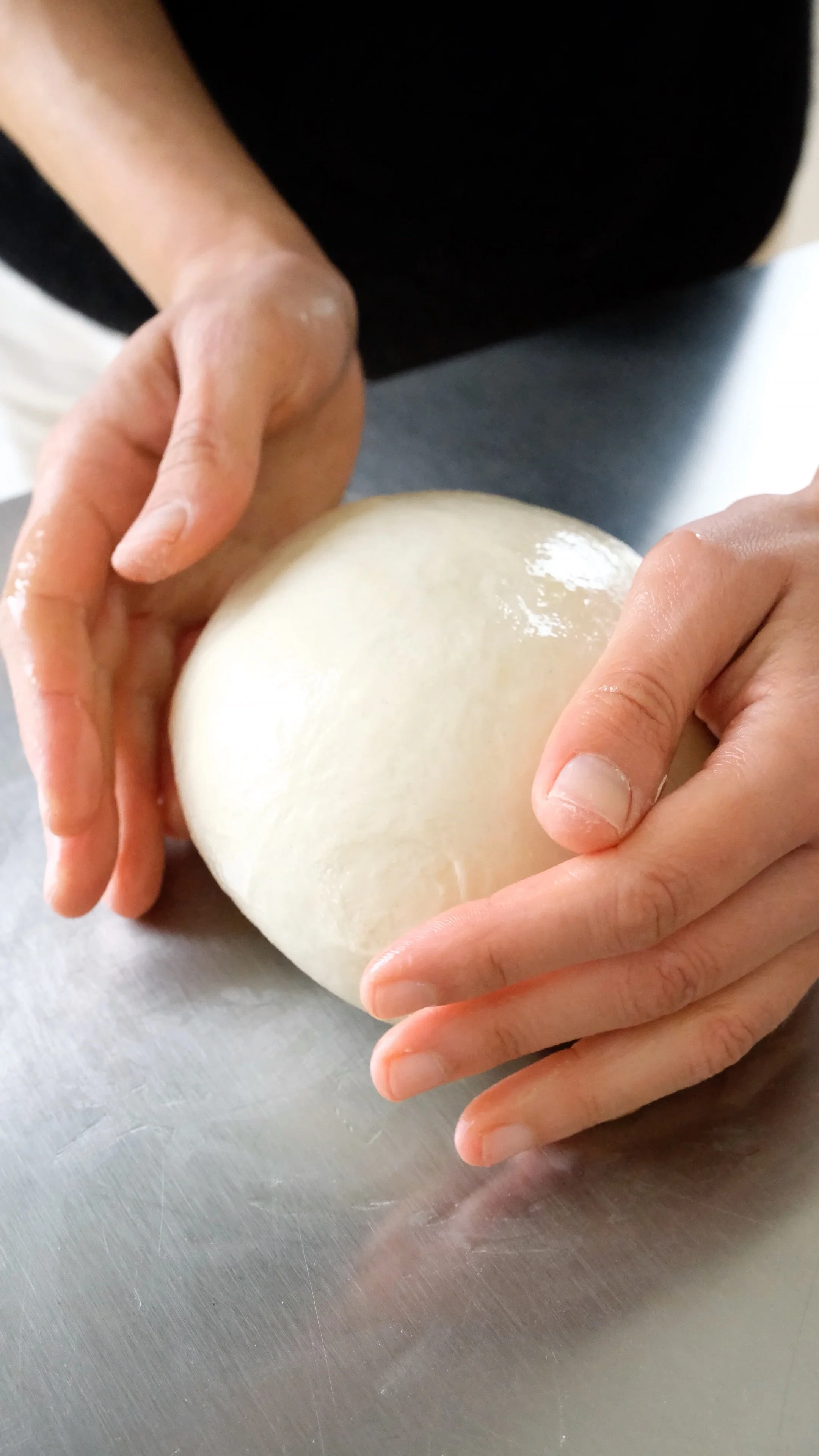 Technique de boulage des pâtons de pizza enseignée aux Ateliers Relief à Nantes.