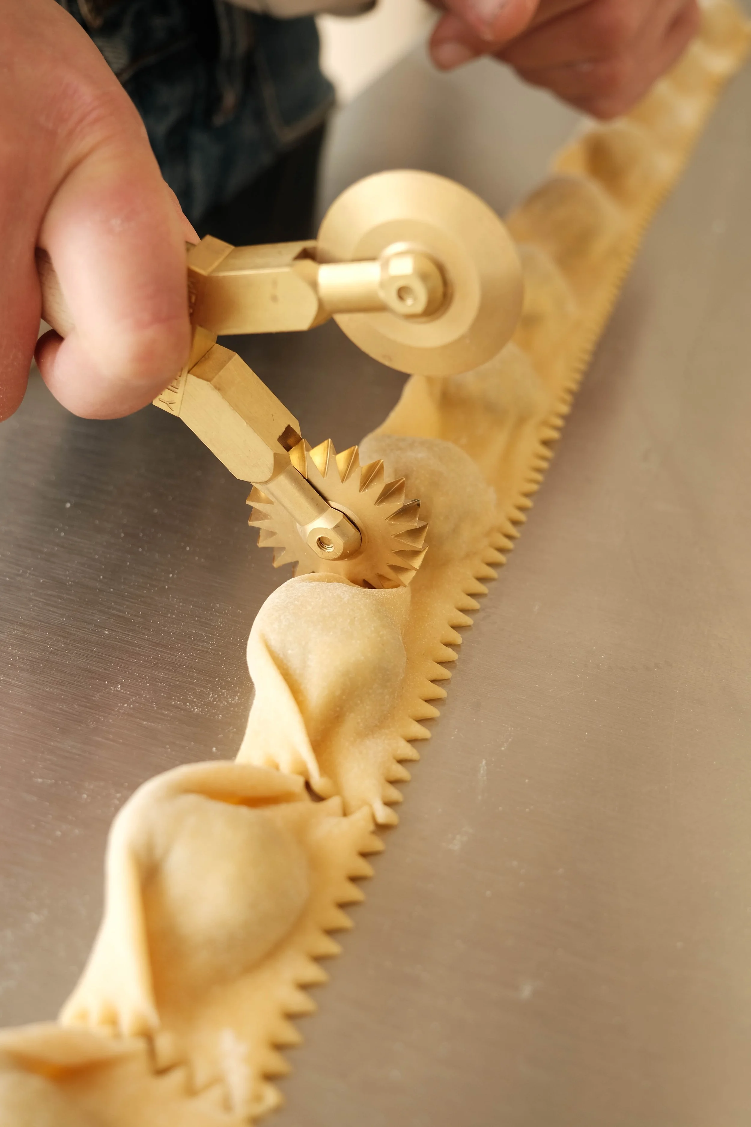 Préparation de cappellacci avec une ricotta maison à l'occasion des cours de cuisine des Ateliers Relief à Nantes. Nos pâtes farcies sont garnies avec de la ricotta fraîche et maison, égouttée minute