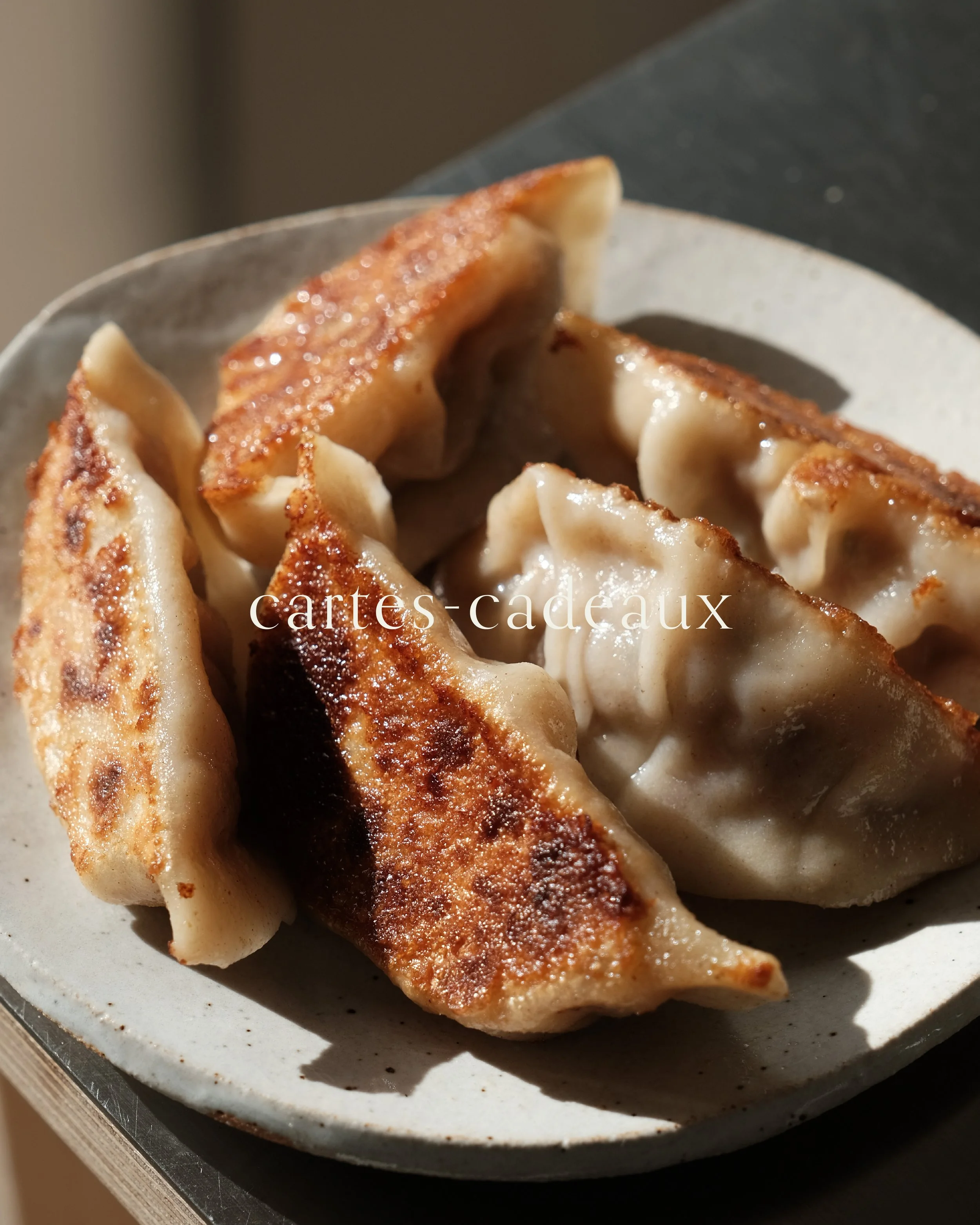 Gyozas grillés préparés lors d’un atelier de cuisine japonaise à Nantes, une expérience idéale à offrir en carte cadeau.