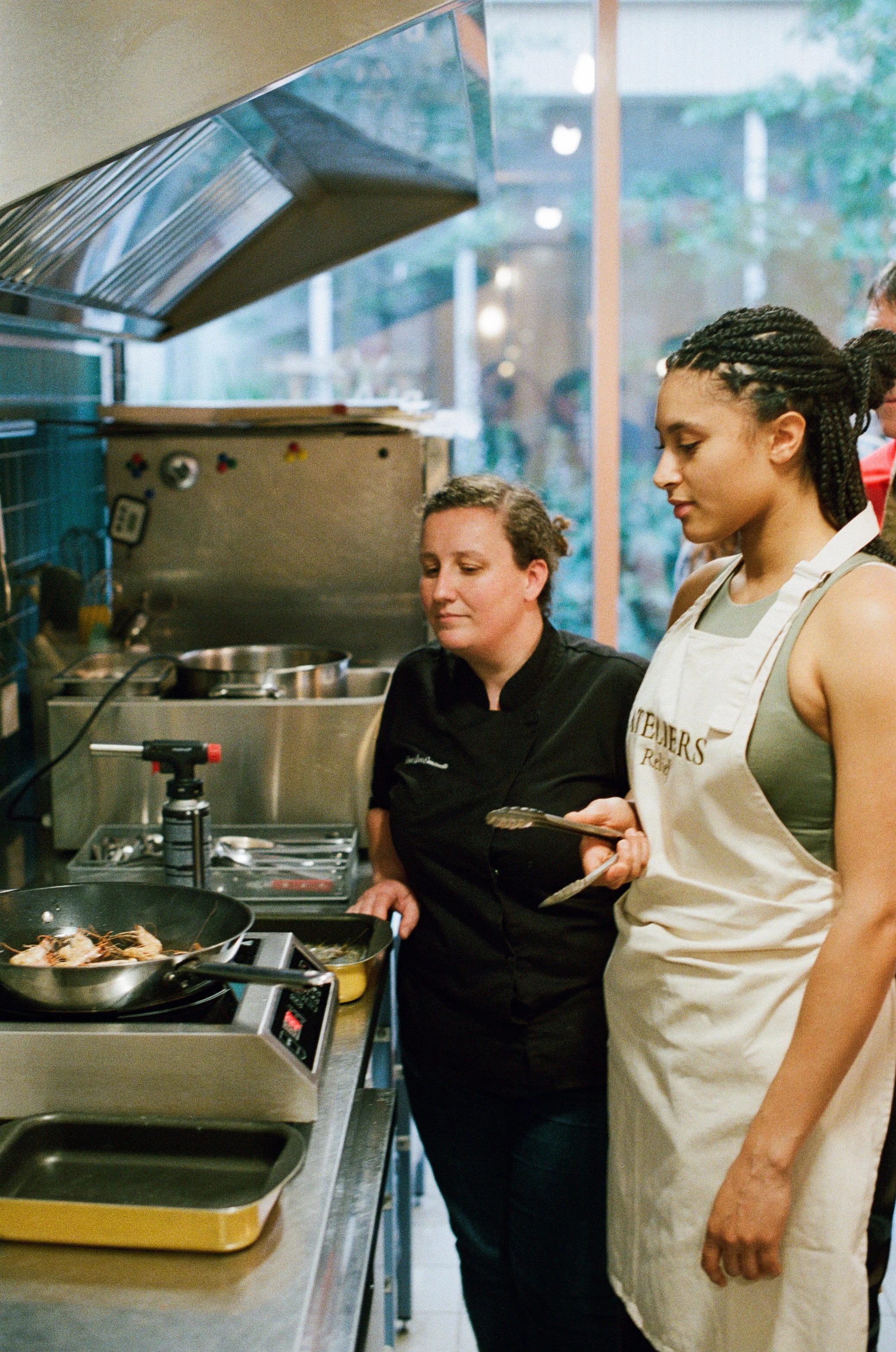 Cours de cuisine d'entreprise à Nantes avec Laure-Emmanuelle d'Ateliers Relief et une participante dans notre atelier sur l'Île de Nantes.