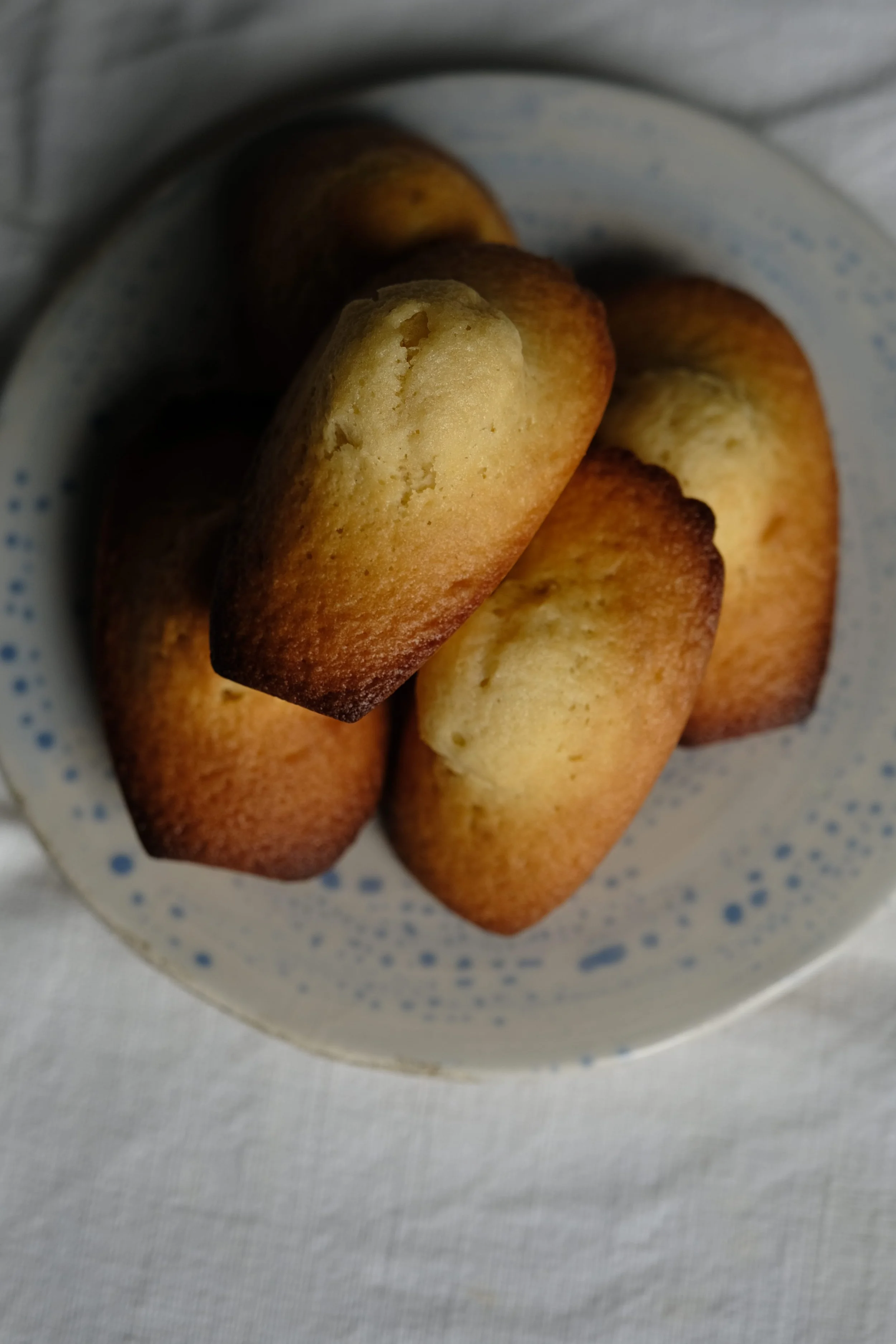 Démoulage de madeleines moelleuses lors d'un cours privé de pâtisserie à Nantes.