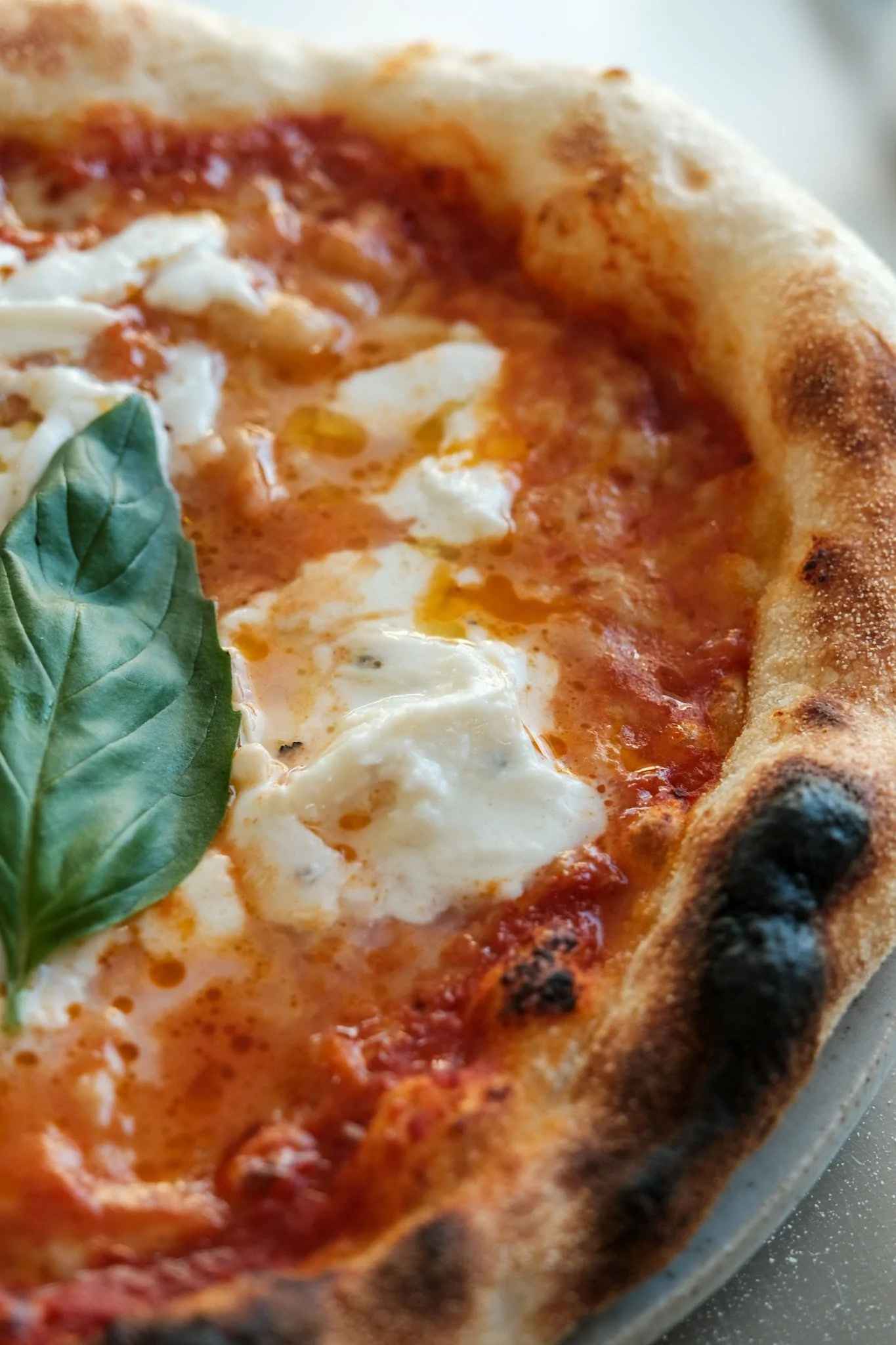 Pizza napolitaine fraîchement cuite sur pierre lors de notre atelier pizza à Nantes.