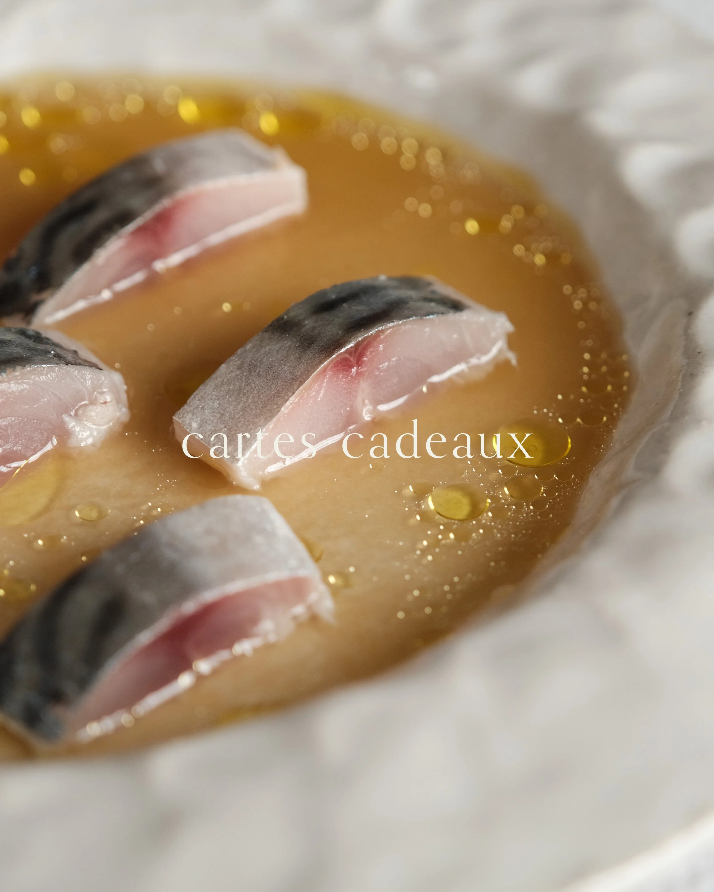 Maquereau et eau de tomate préparés pour un dîner gastronomique à Nantes, expérience culinaire incluse dans nos cartes cadeaux.