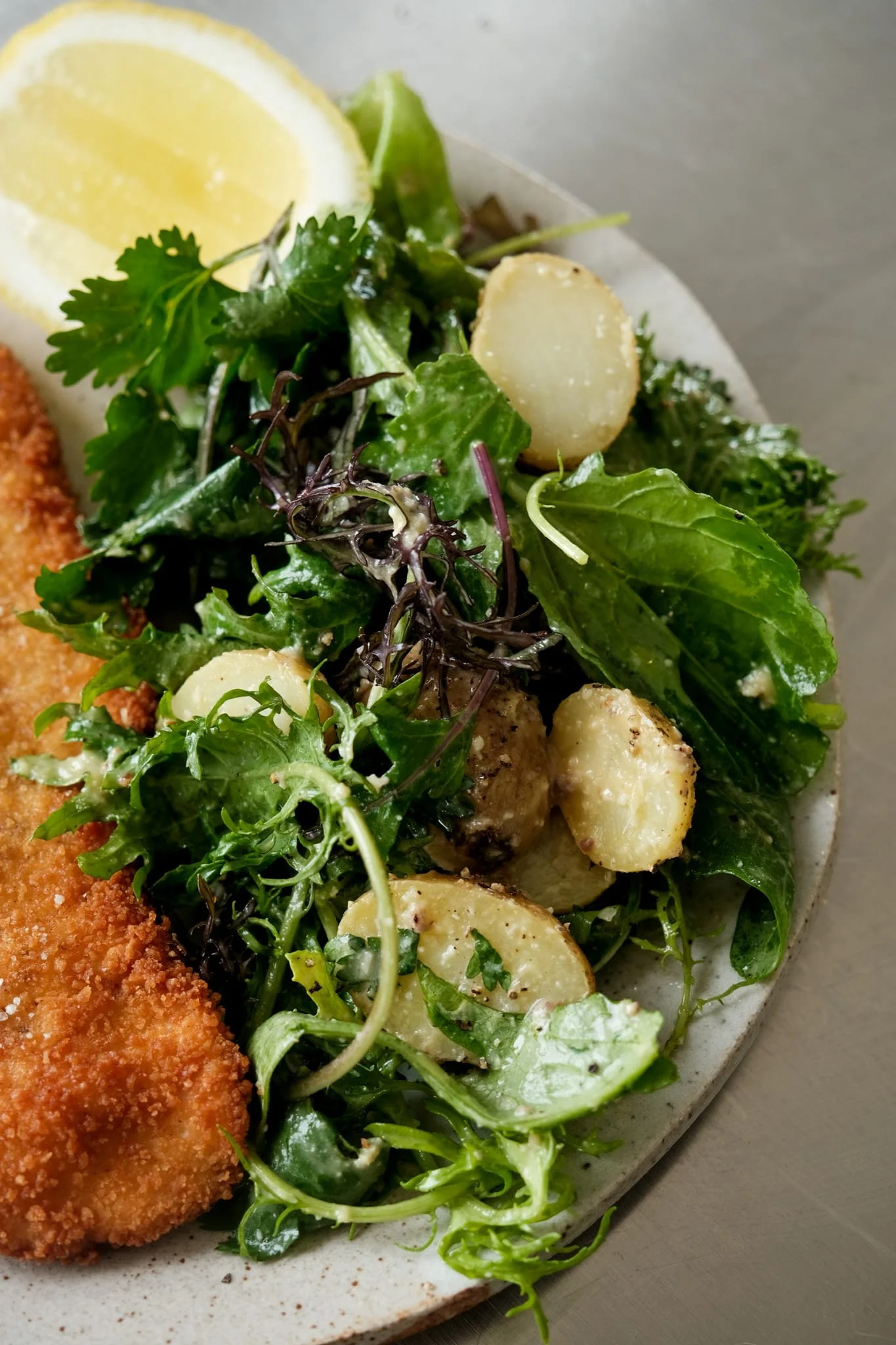 Salade estivale de pommes de terre grenaille, trévise et persil, généreusement enrobée de sauce César maison.