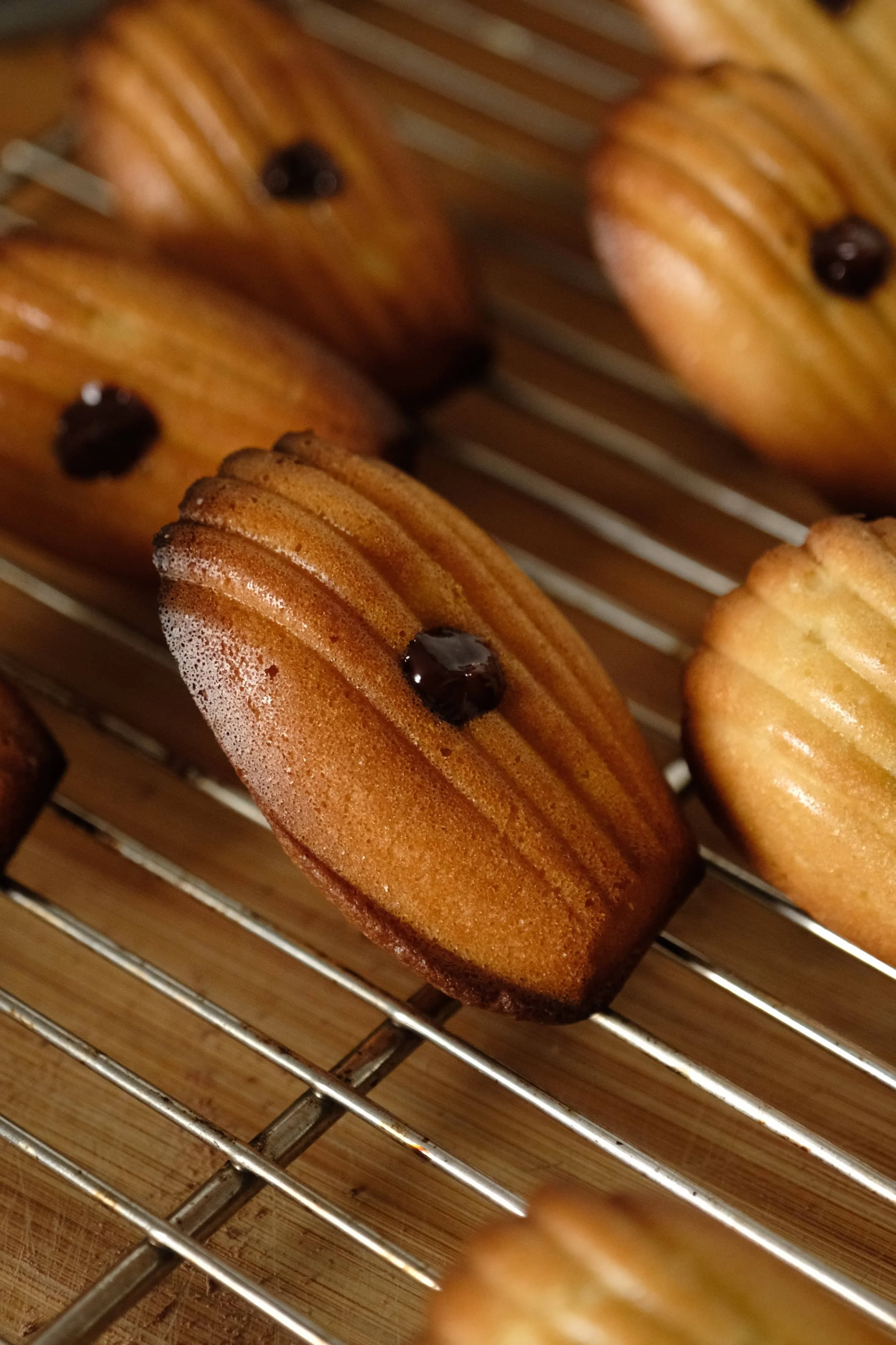 Madeleines gourmandes fourrées à la ganache préparées lors d'un atelier avec notre chef pâtissier à domicile à Nantes.