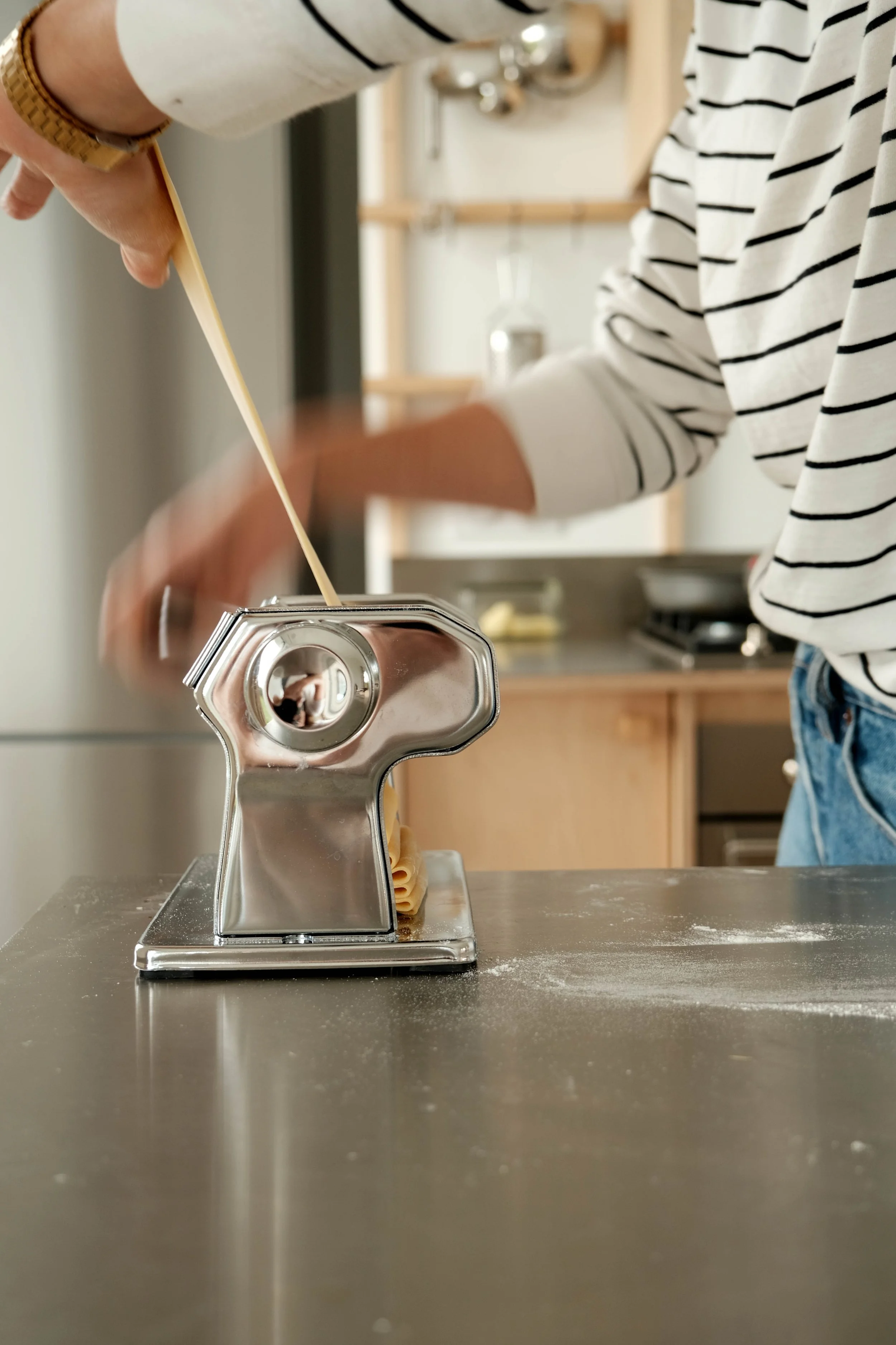 Préparation de cappellacci avec une ricotta maison à l'occasion des cours de cuisine des Ateliers Relief à Nantes. Nos pâtes farcies sont garnies avec de la ricotta fraîche et maison, égouttée minute
