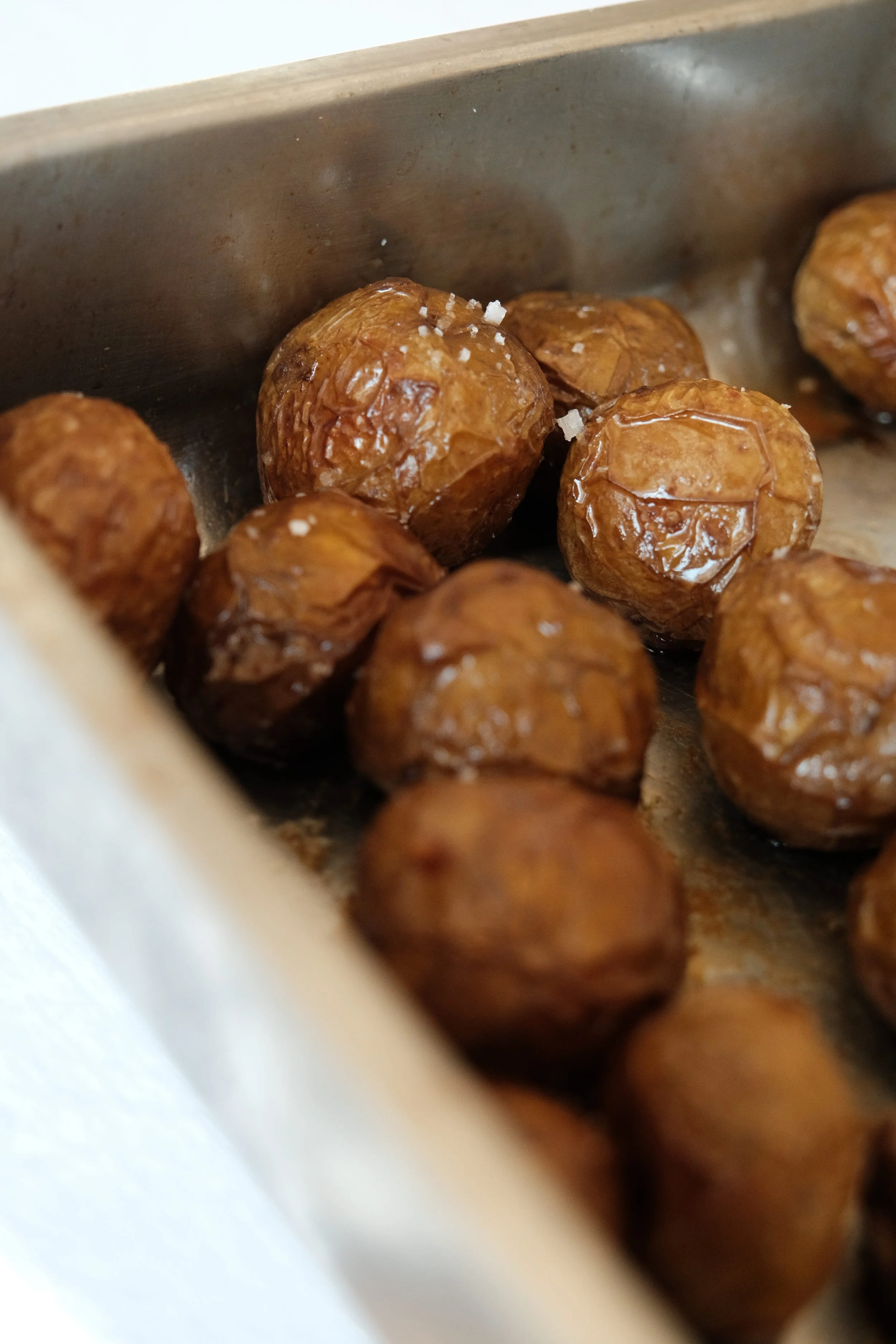 Pomme de terre primeur cuites au four, avec de la fleur de sel. La peau est croustillante et la chair est fondante