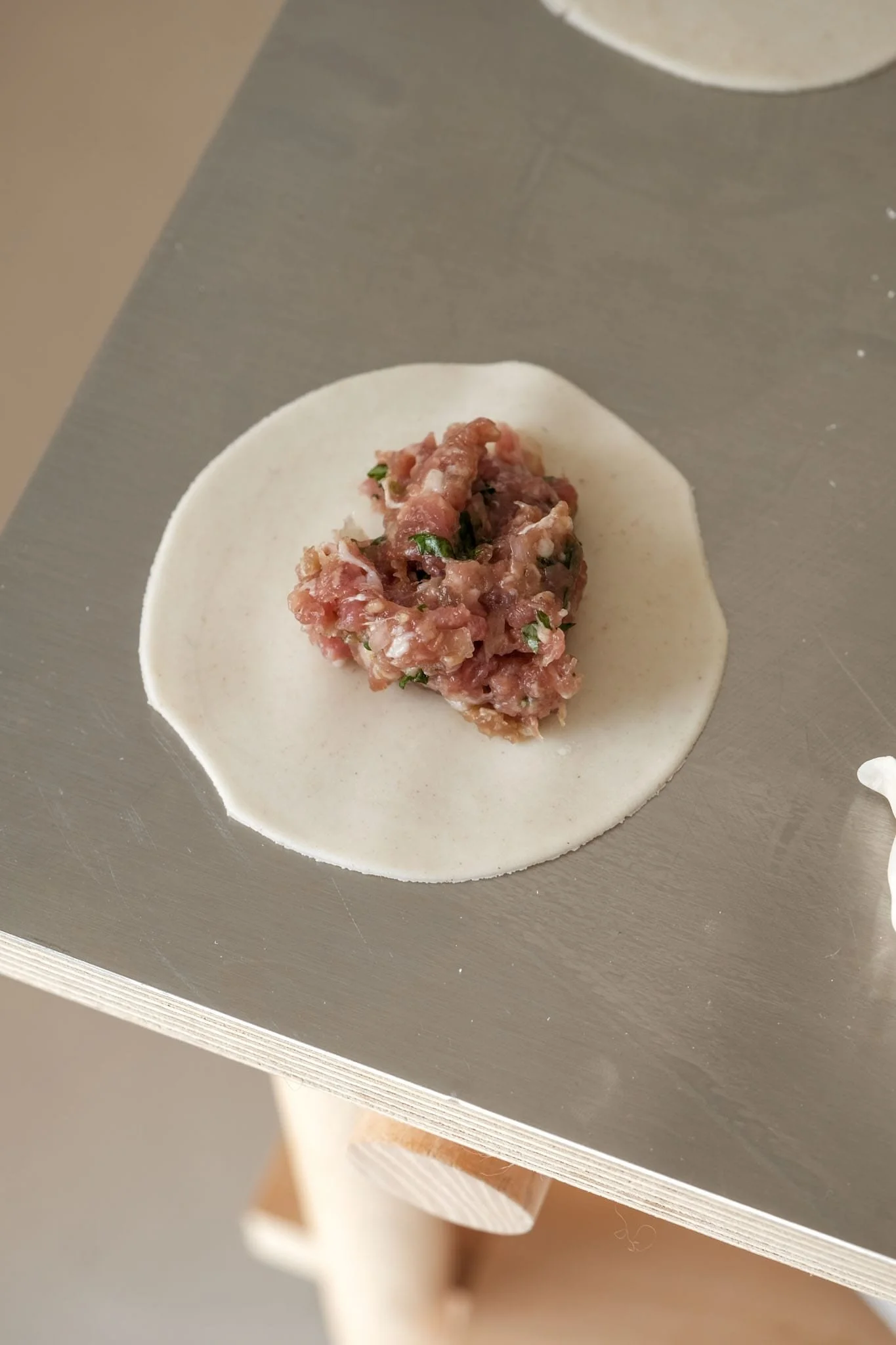 articipants préparant des gyozas maison lors d’un atelier de cuisine japonaise à Nantes avec Ateliers Relief.