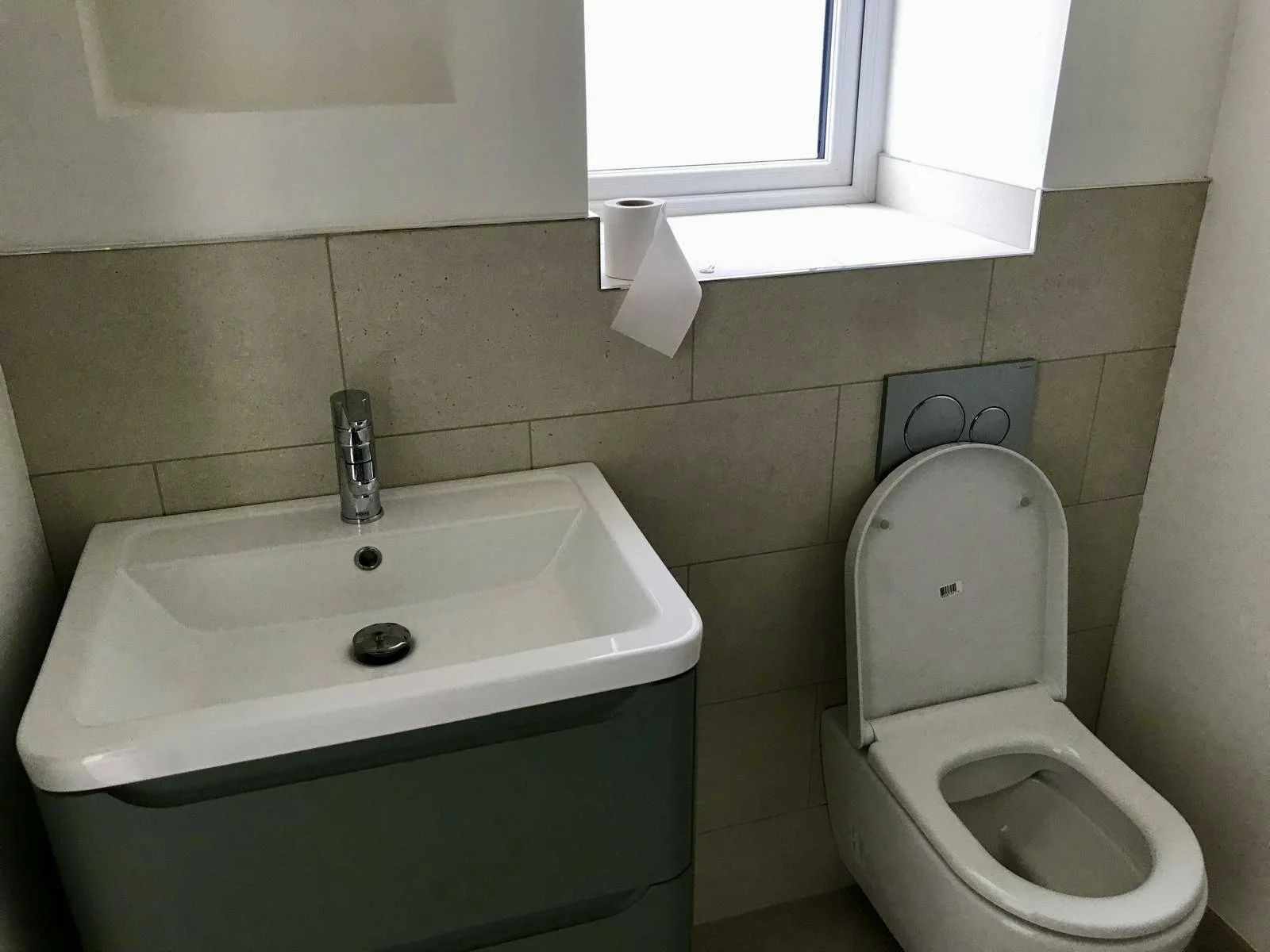 Utility_Room_Toilet_washbasin.JPG