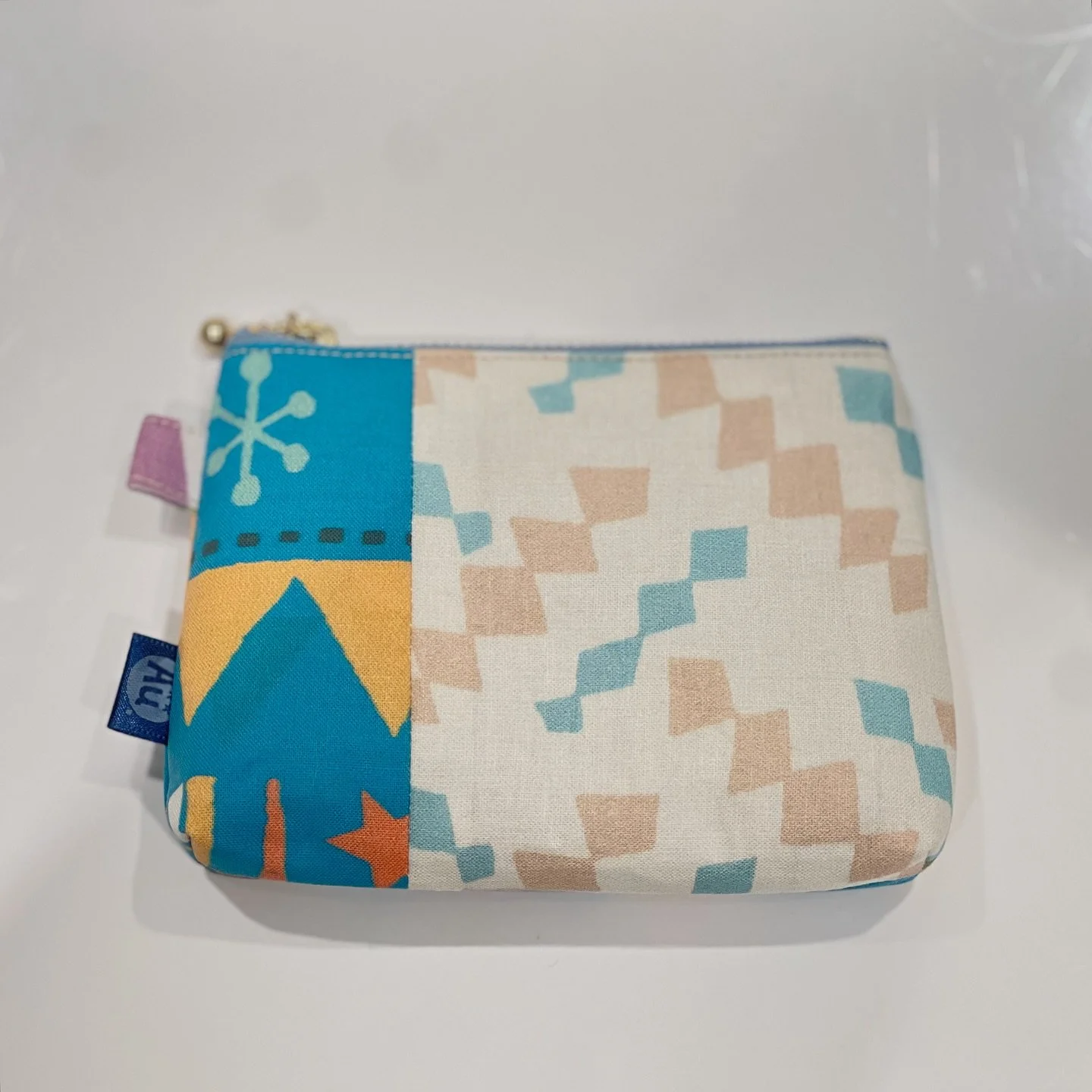 I made this little zipper pouch using my own fabric design from the &ldquo;Retro Luck Infusion&rdquo; collection on @spoonflower 🌈

The pouch has a 12 cm zipper &mdash; perfect for carrying small essentials like coins, lip balm, or sewing notions. ✂