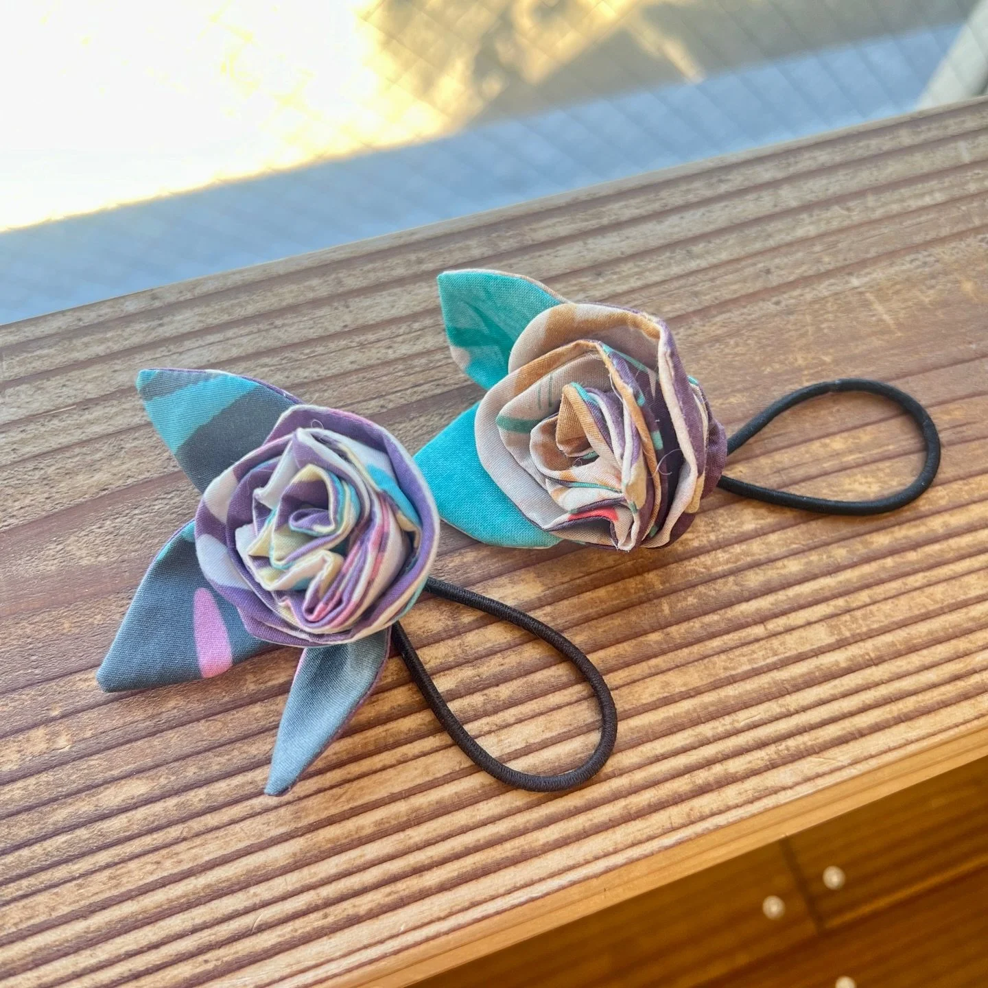 Handmade fabric flowers made with my @Spoonflower fabric 🌸

collection: "Tough Wildflowers"

 Spoonflower で販売中の生地を使って、ヘアアクセサリーを作りました。
.
.
. A small sewing project that turns fabric scraps into something lovely.
Sewists who love handmade ha