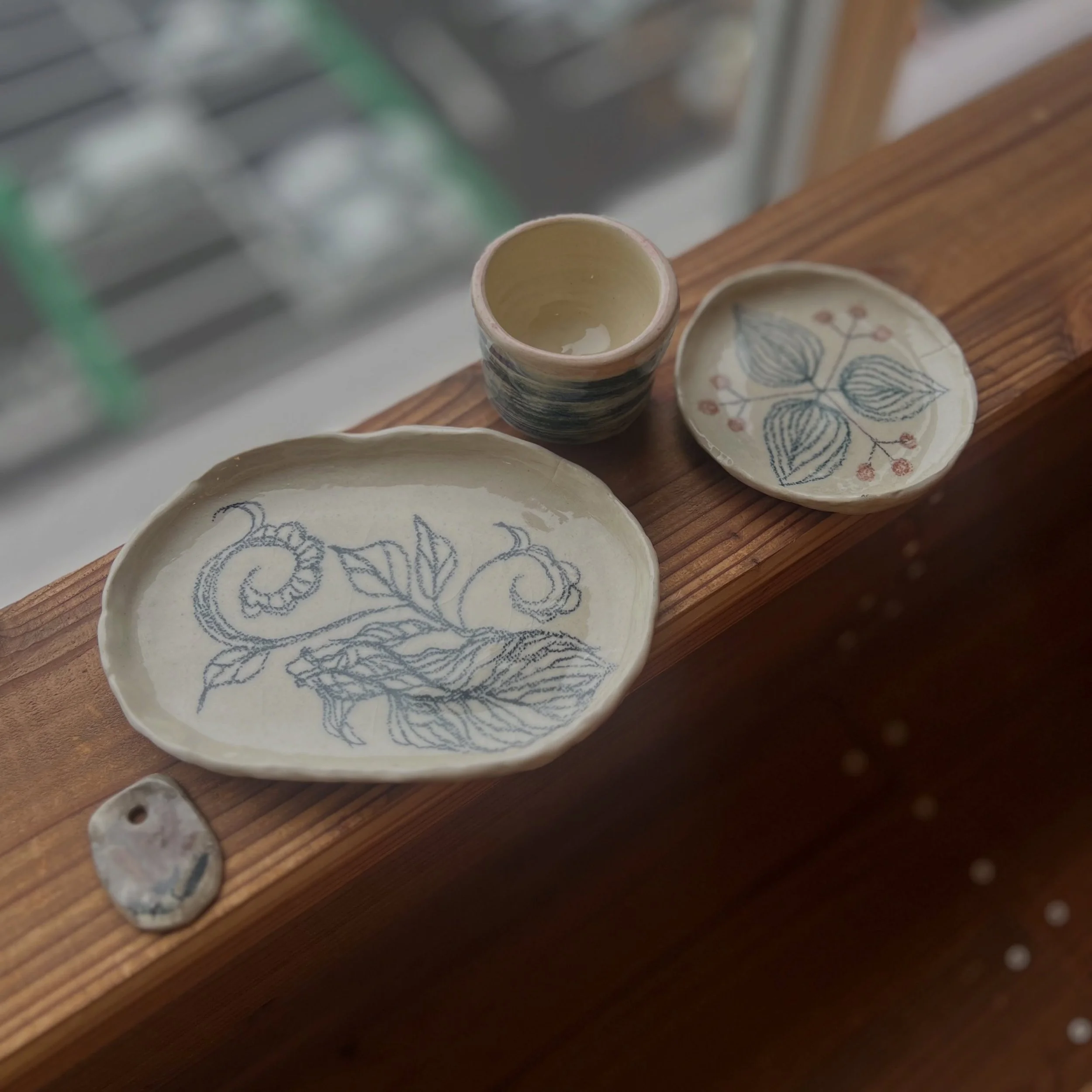 陶器の絵付けに初挑戦。

焼き上がるまでどんな表情になるかわからないのも楽しい時間でした。次は粘土から作ってみたいと思います。

My first time painting pottery.
I loved not knowing exactly how the colors would look after firing.
Now I can't wait to try making my own pieces from clay.