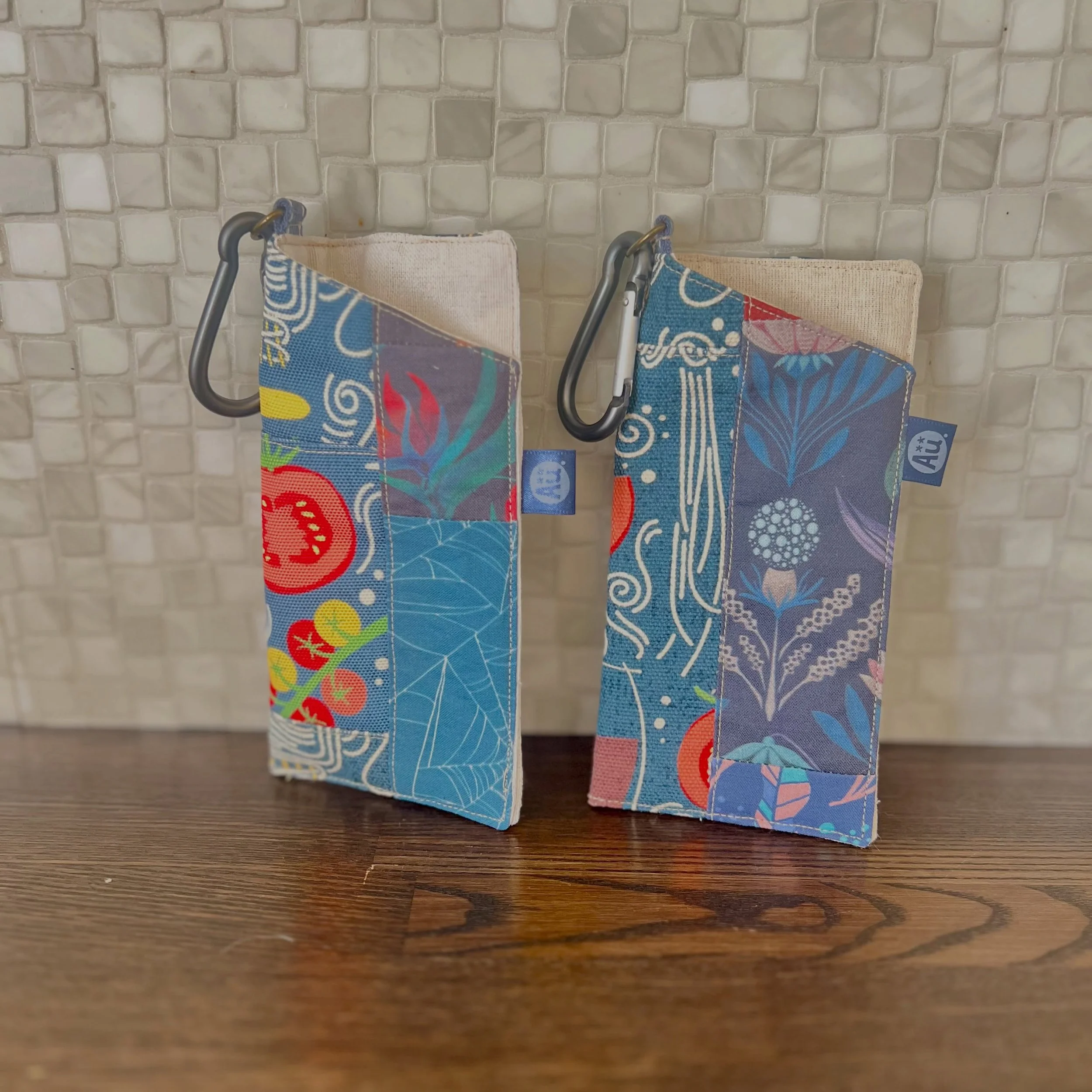 Made glasses cases using my original fabric from @spoonflower .
Features a carabiner so you can easily attach it to your bag.

オリジナル生地でメガネケースを作りました。
カラビナ付きなので、バッグに引っ掛けて使えます。

#handmade #glassescase #originalfabric #textiledesign #spoonflower