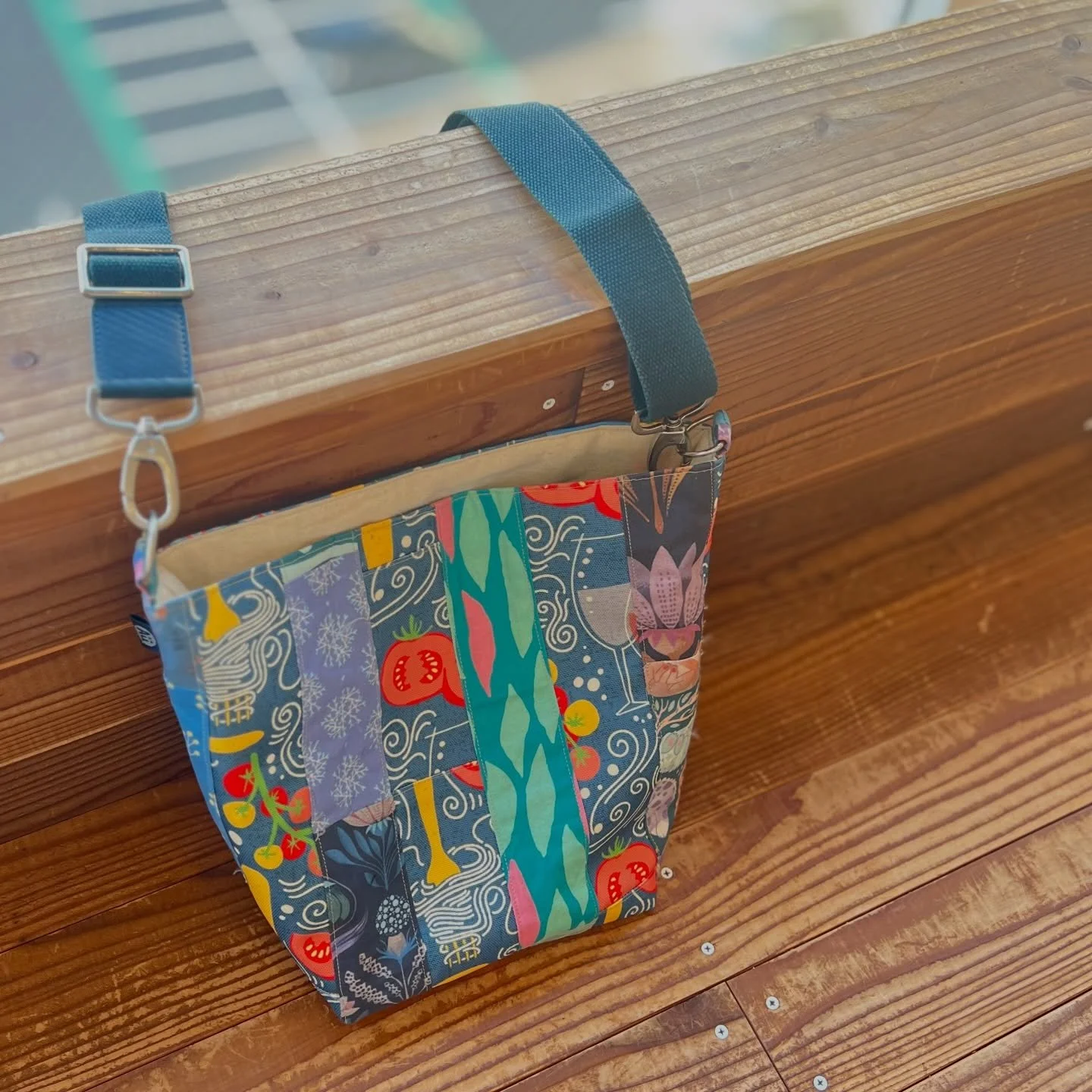 I made this patchwork bag for myself using my own fabrics from @spoonflower .

Mixing different patterns and colors, I enjoyed creating something unique and personal.
Every piece holds a small part of my design story.

Spoonflowerで販売している自分の生地を使って、自分用