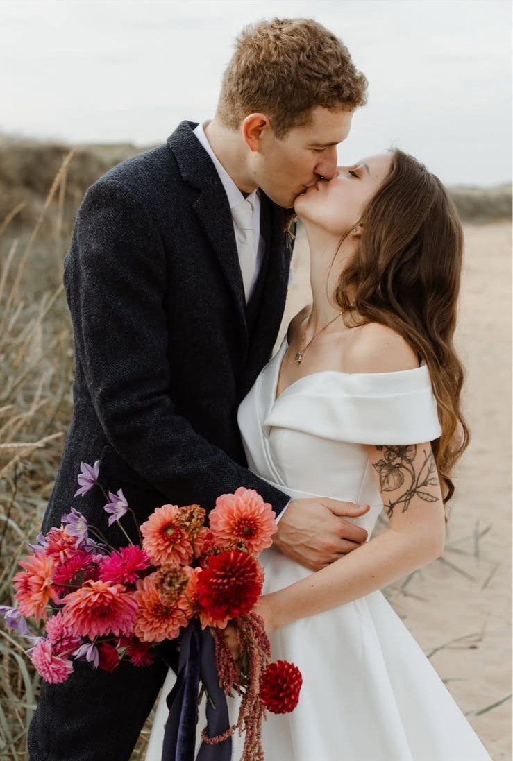 summer wedding. bridal bouquet. modern bride. contemporary wedding. peony. dahlia. pastel wedding. colourful wedding. luxury wedding floral design. Scottish wedding. Glasgow. Edinburgh. wild flower workshop.