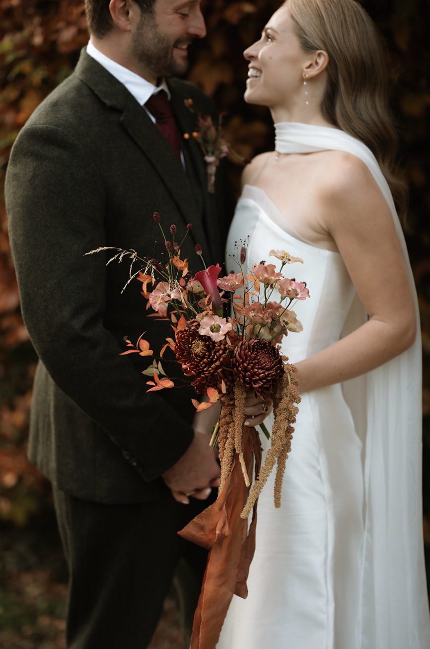 autumn wedding modern bride bridal bouquet flowers wild flower workshop. Glasgow Edinburgh. Scottish wedding.